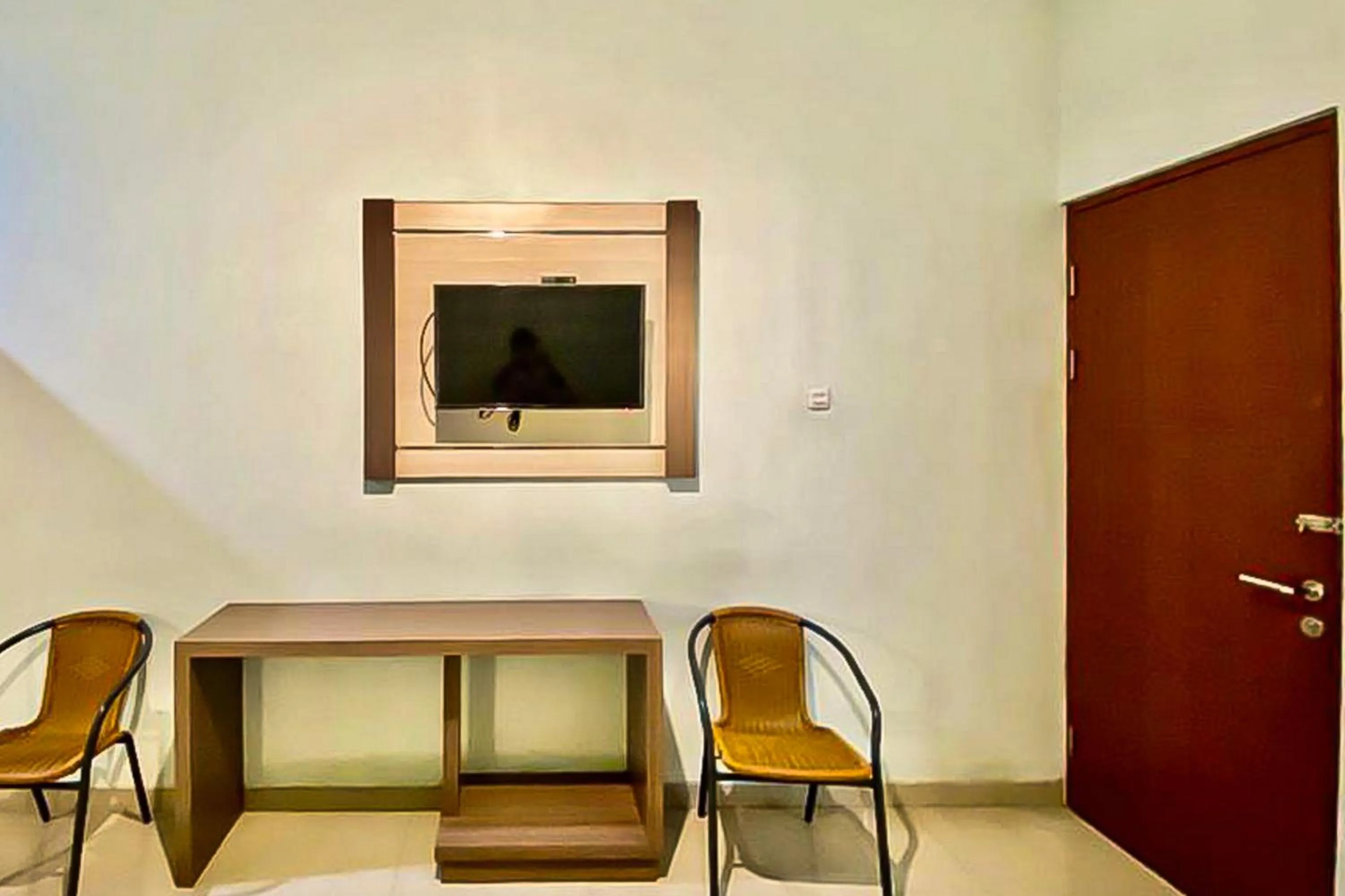 Seating area in Mawar Indah Hotel near Stasiun Balapan Solo Mitra RedDoorz