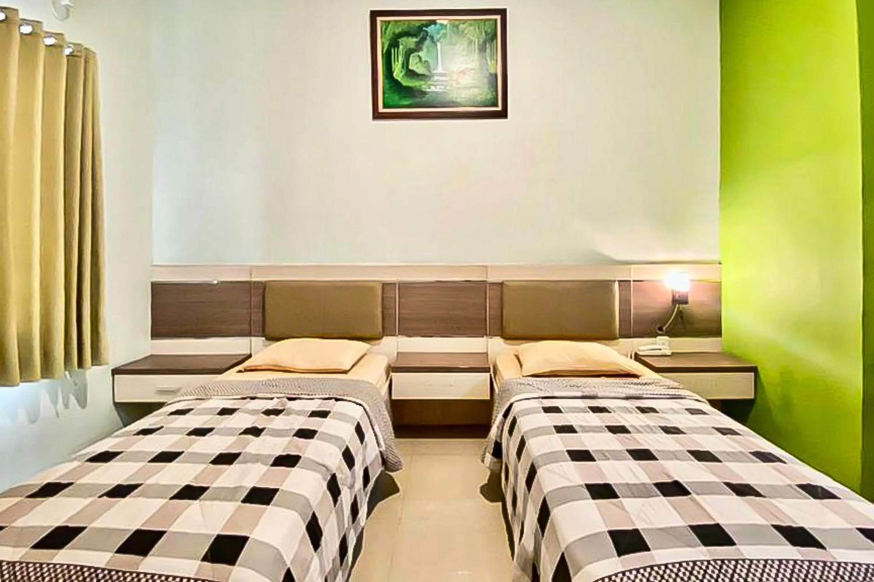 Bedroom, Bed in Mawar Indah Hotel near Stasiun Balapan Solo Mitra RedDoorz