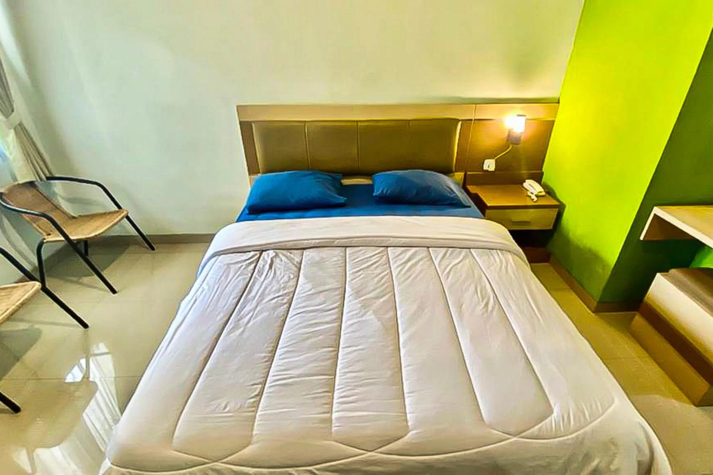 Bedroom, Bed in Mawar Indah Hotel near Stasiun Balapan Solo Mitra RedDoorz
