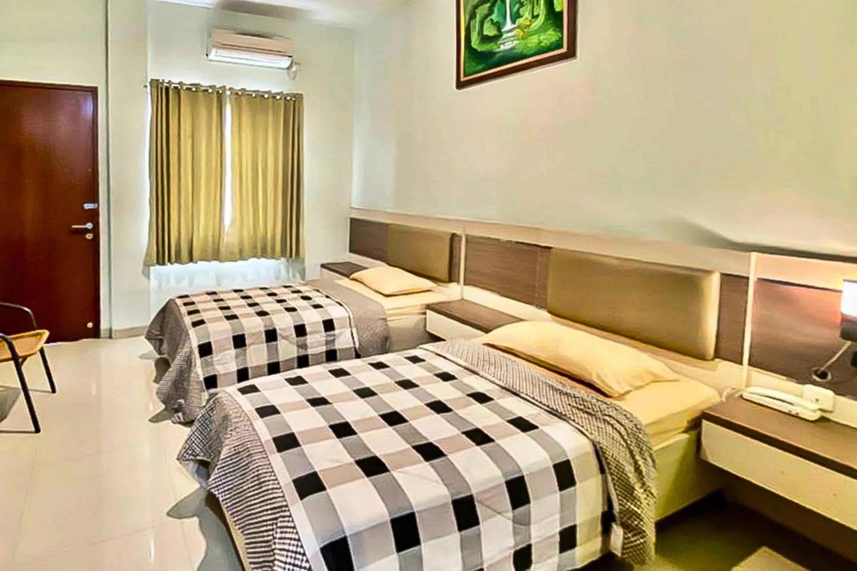 Bedroom, Bed in Mawar Indah Hotel near Stasiun Balapan Solo Mitra RedDoorz