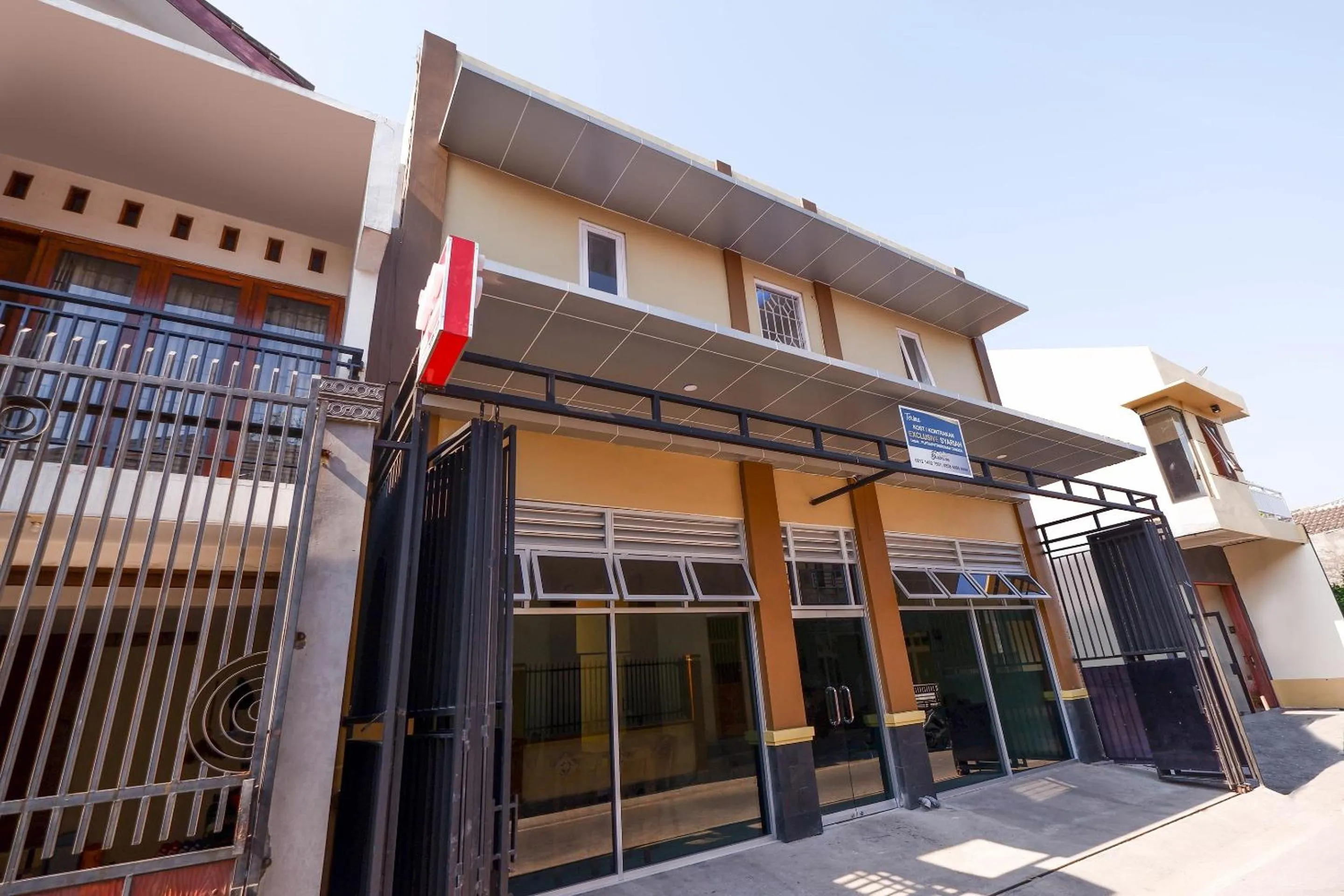 Facade/entrance in Super OYO 1506 Shabrina 2 Syariah