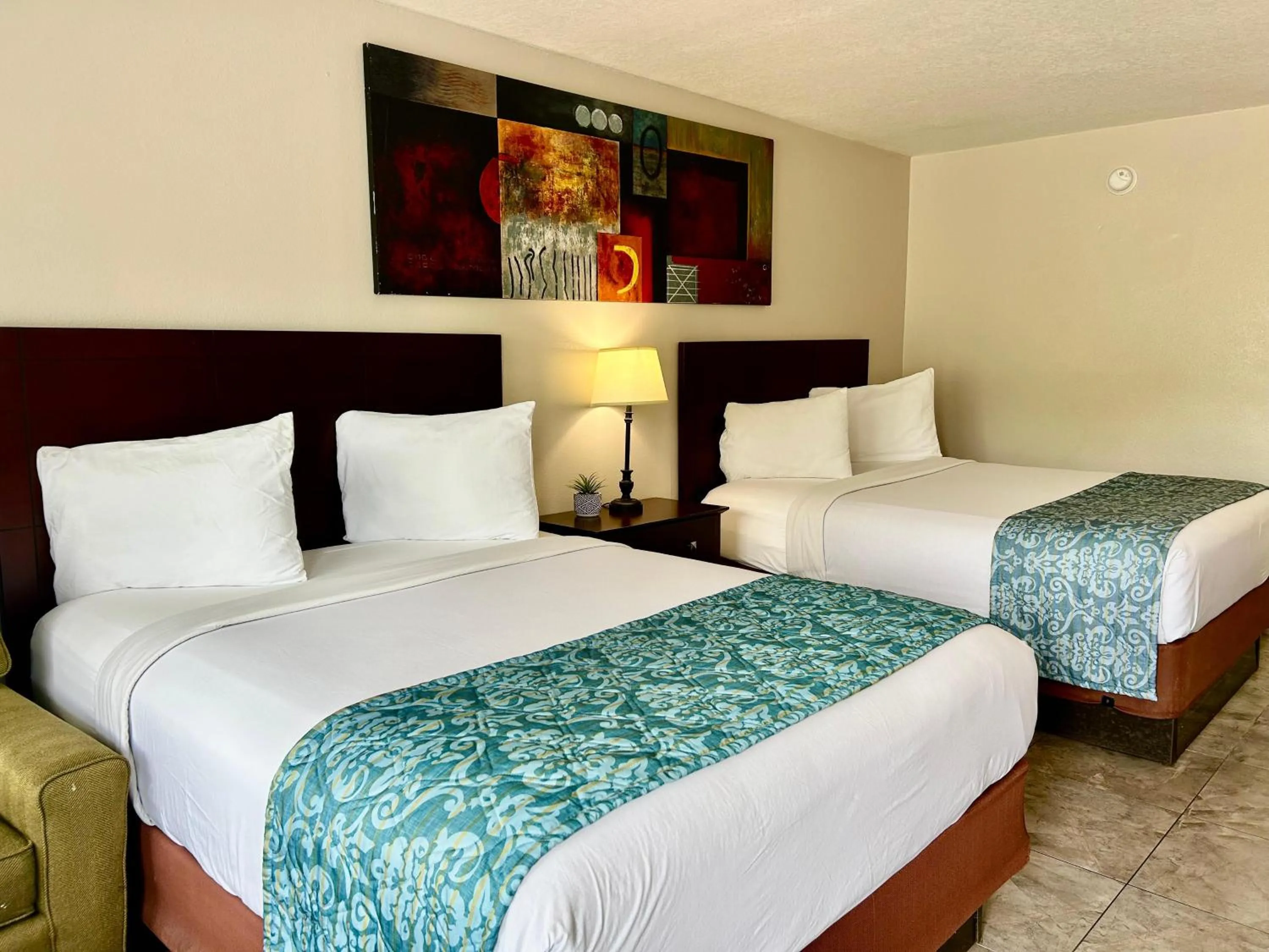 Bed in Shining Light Inn & Suites