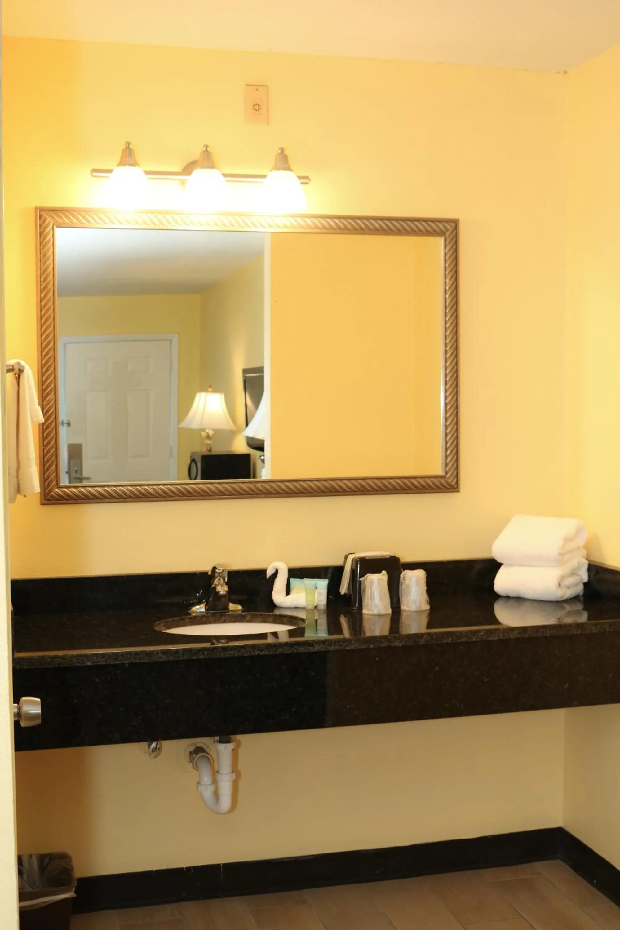 Bathroom in Shining Light Inn & Suites