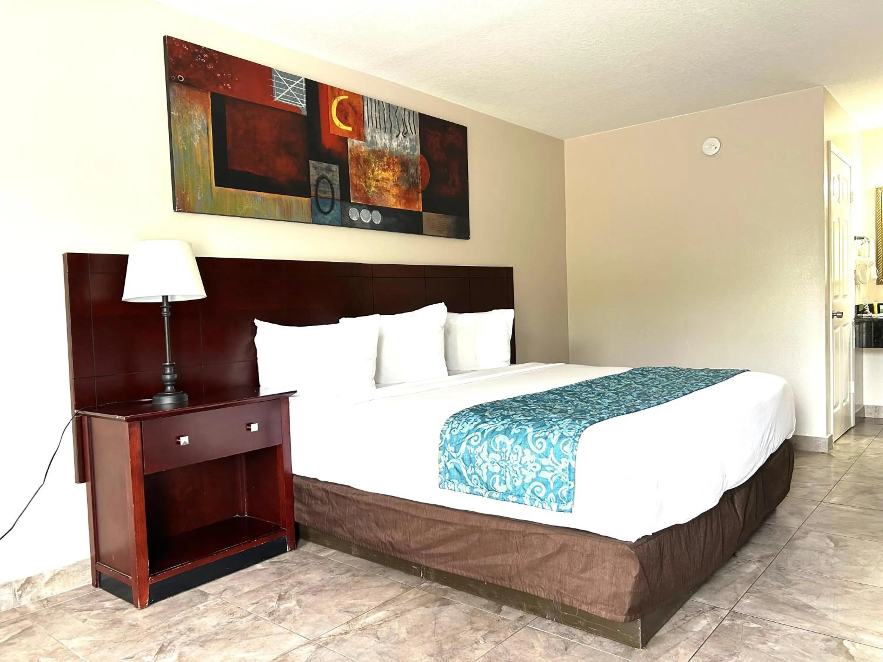 Bed in Shining Light Inn & Suites