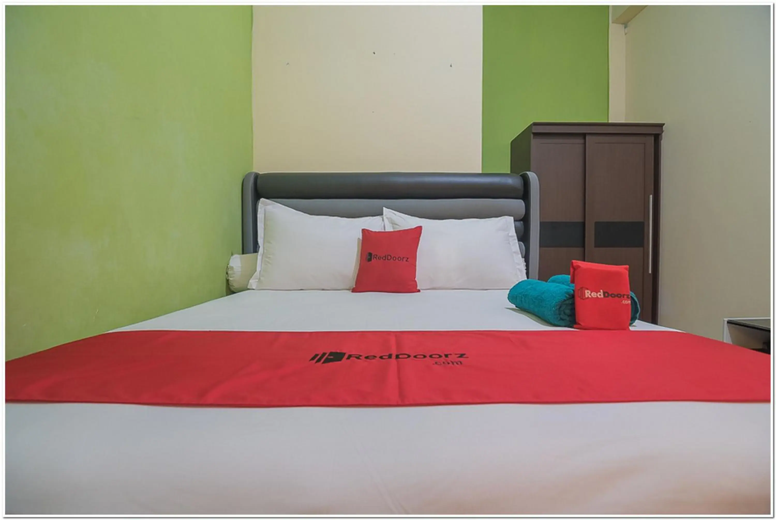 Double Room in RedDoorz near Lapangan Tenis Balikpapan Double Room in RedDoorz near Lapangan Tenis Balikpapan
