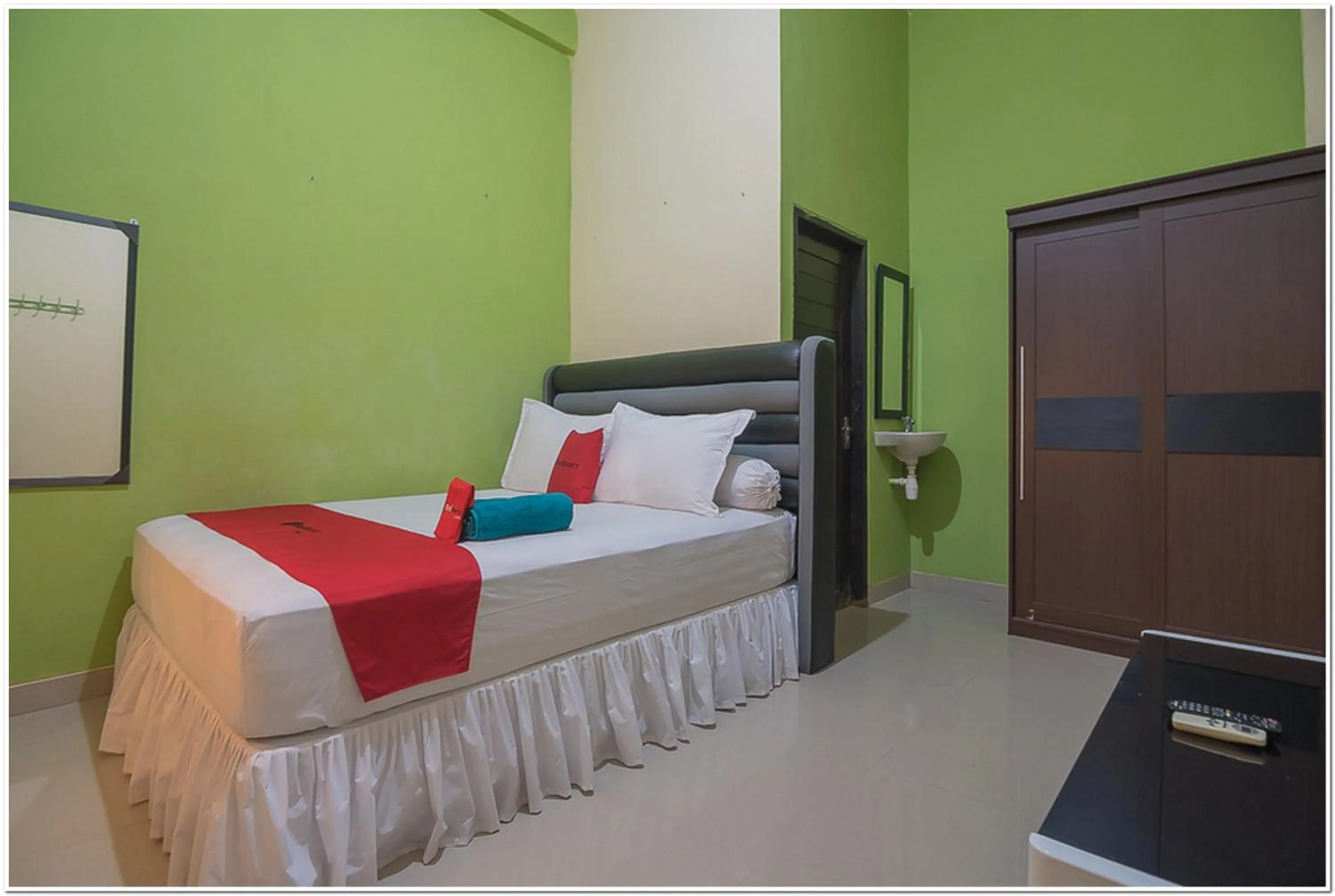 Bedroom in RedDoorz near Lapangan Tenis Balikpapan