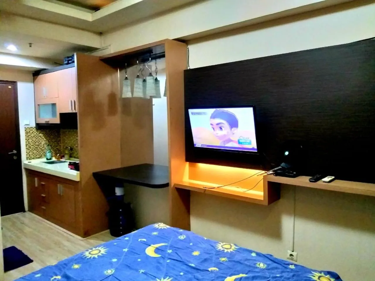 TV and multimedia in The Suites Metro by Faris Property