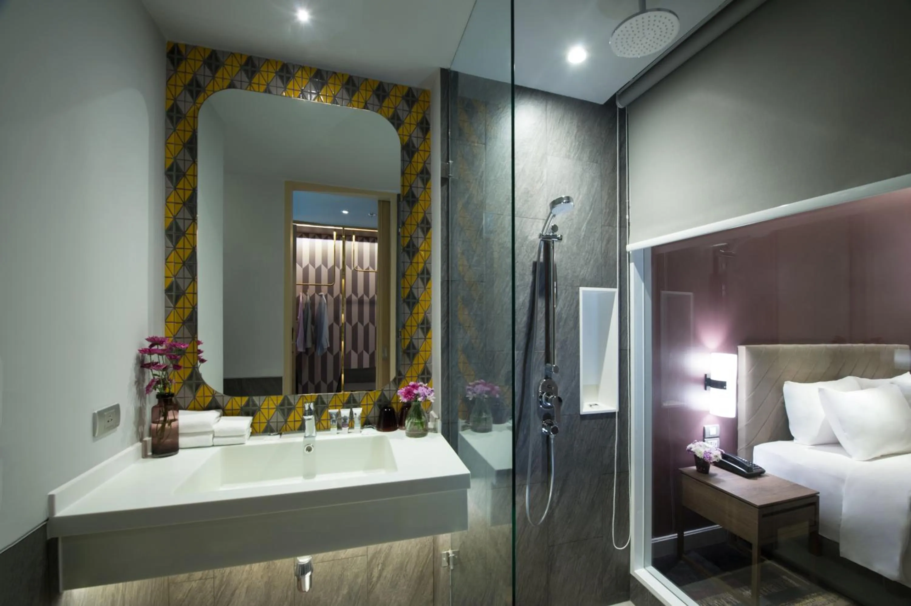 Bathroom, Bed in Mercure Bangkok Sukhumvit 24