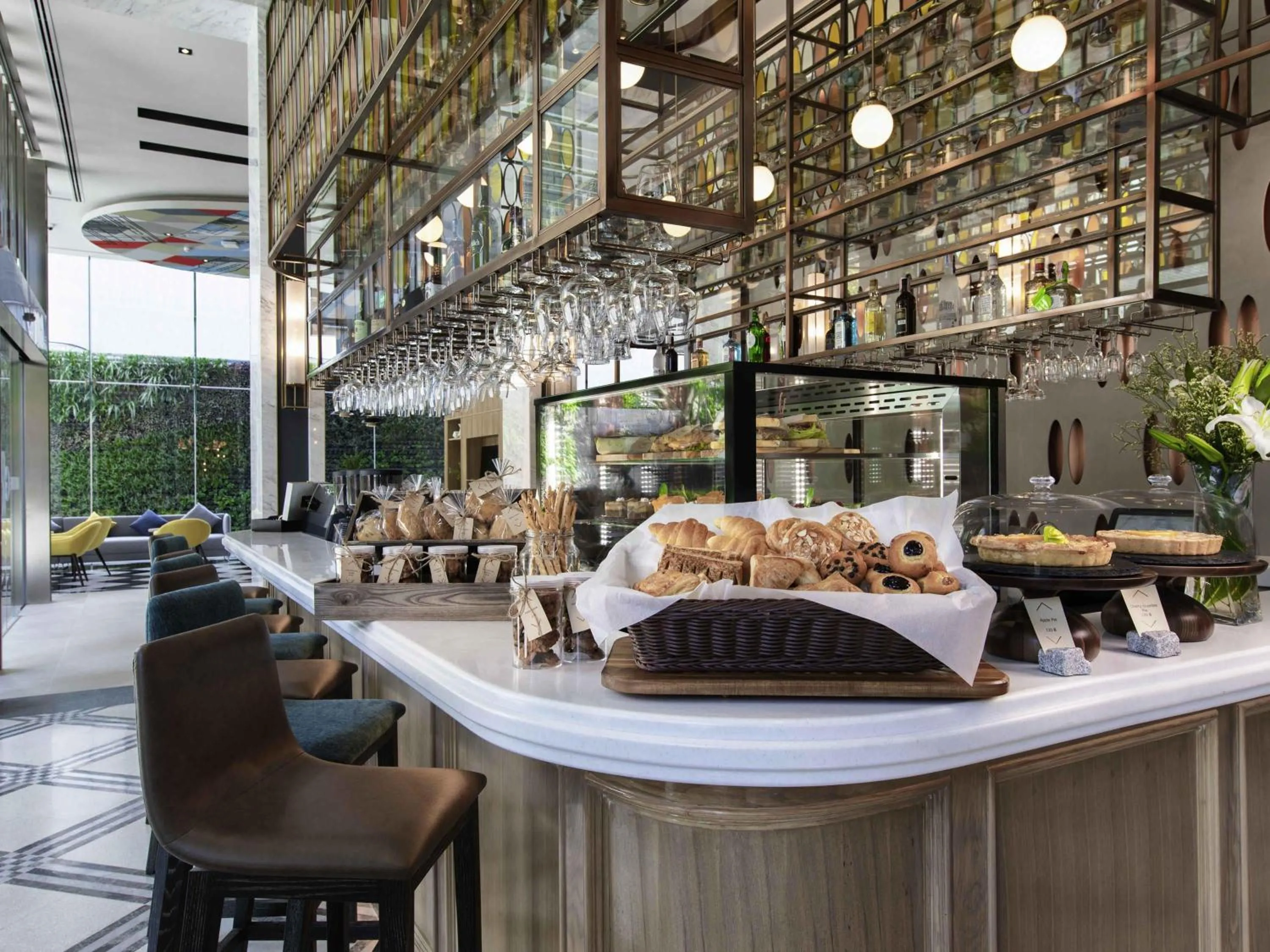 Lounge or bar in Mercure Bangkok Sukhumvit 24