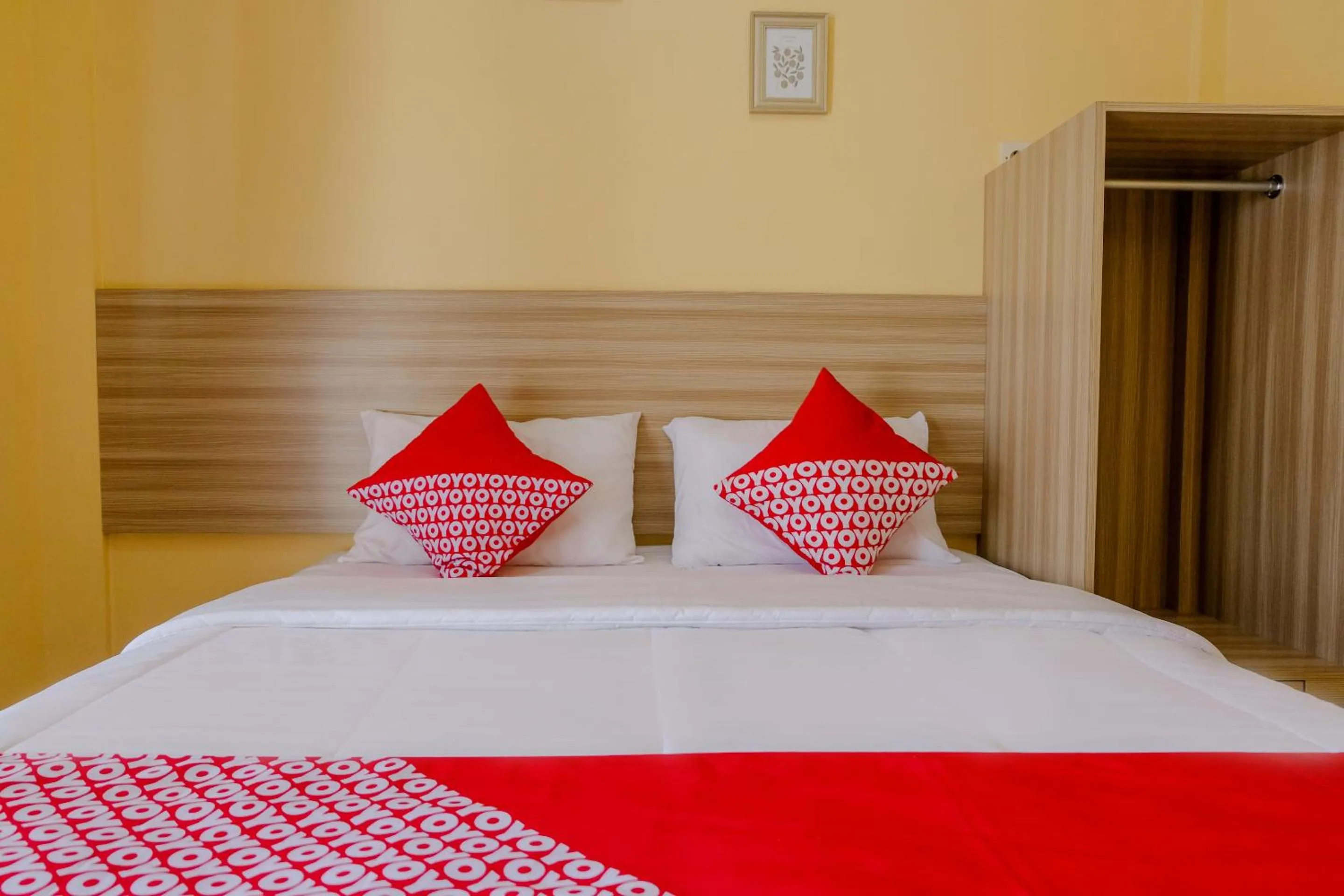 Bedroom, Bed in OYO 1566 El Reyshi Family Residence Syariah