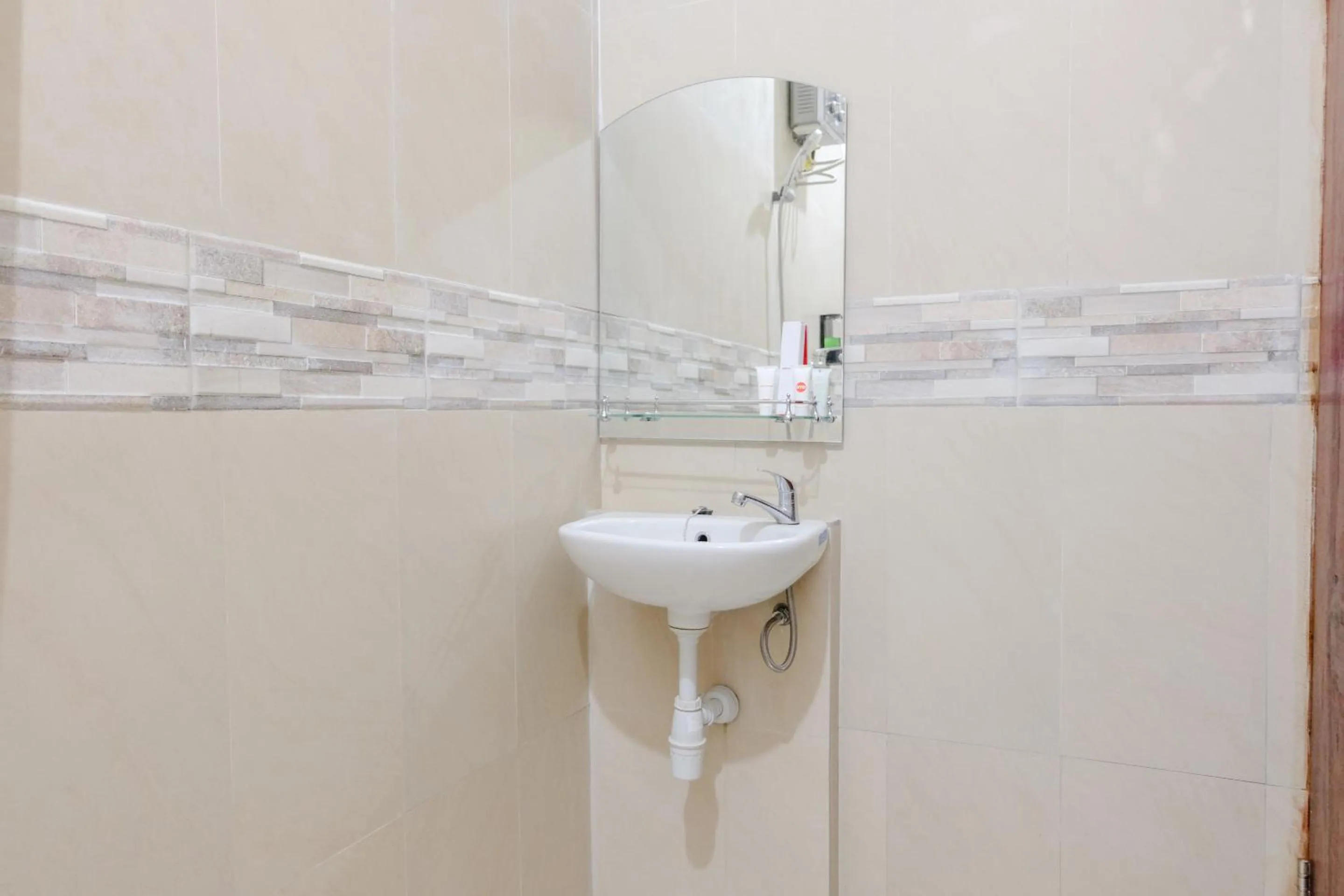 Bathroom in OYO 1566 El Reyshi Family Residence Syariah