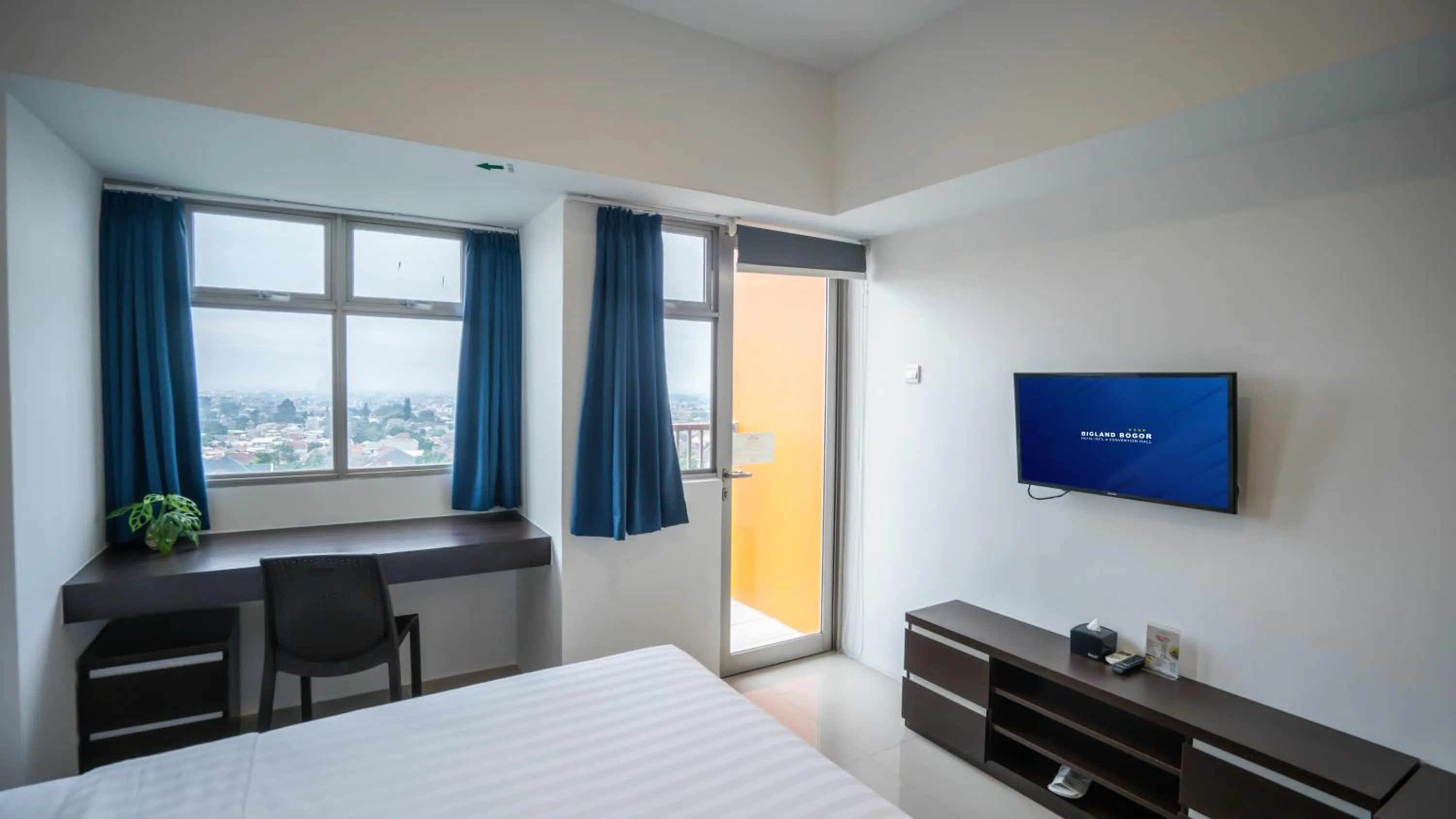 Balcony/Terrace, Bed in Bigland Bogor Hotel Powered by Archipelago