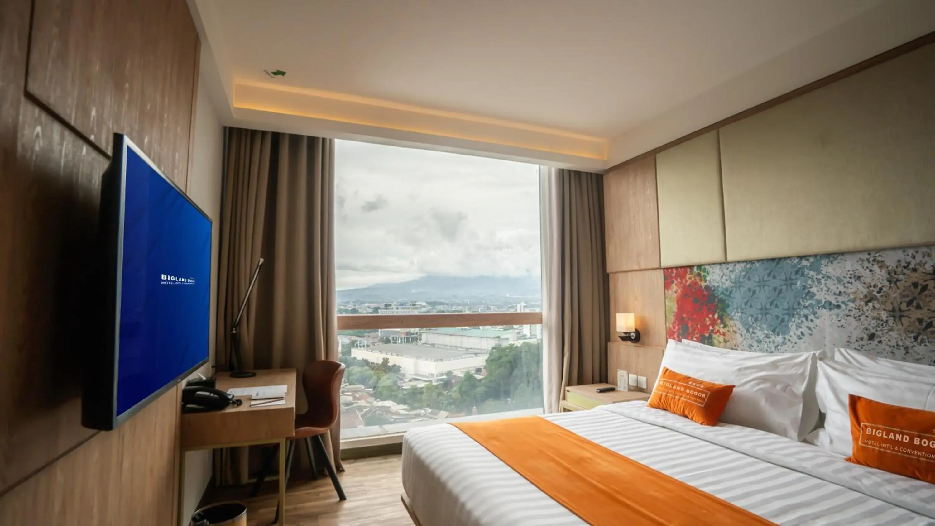 Deluxe King Room in Bigland Bogor Hotel Powered by Archipelago Deluxe King Room in Bigland Bogor Hotel Powered by Archipelago