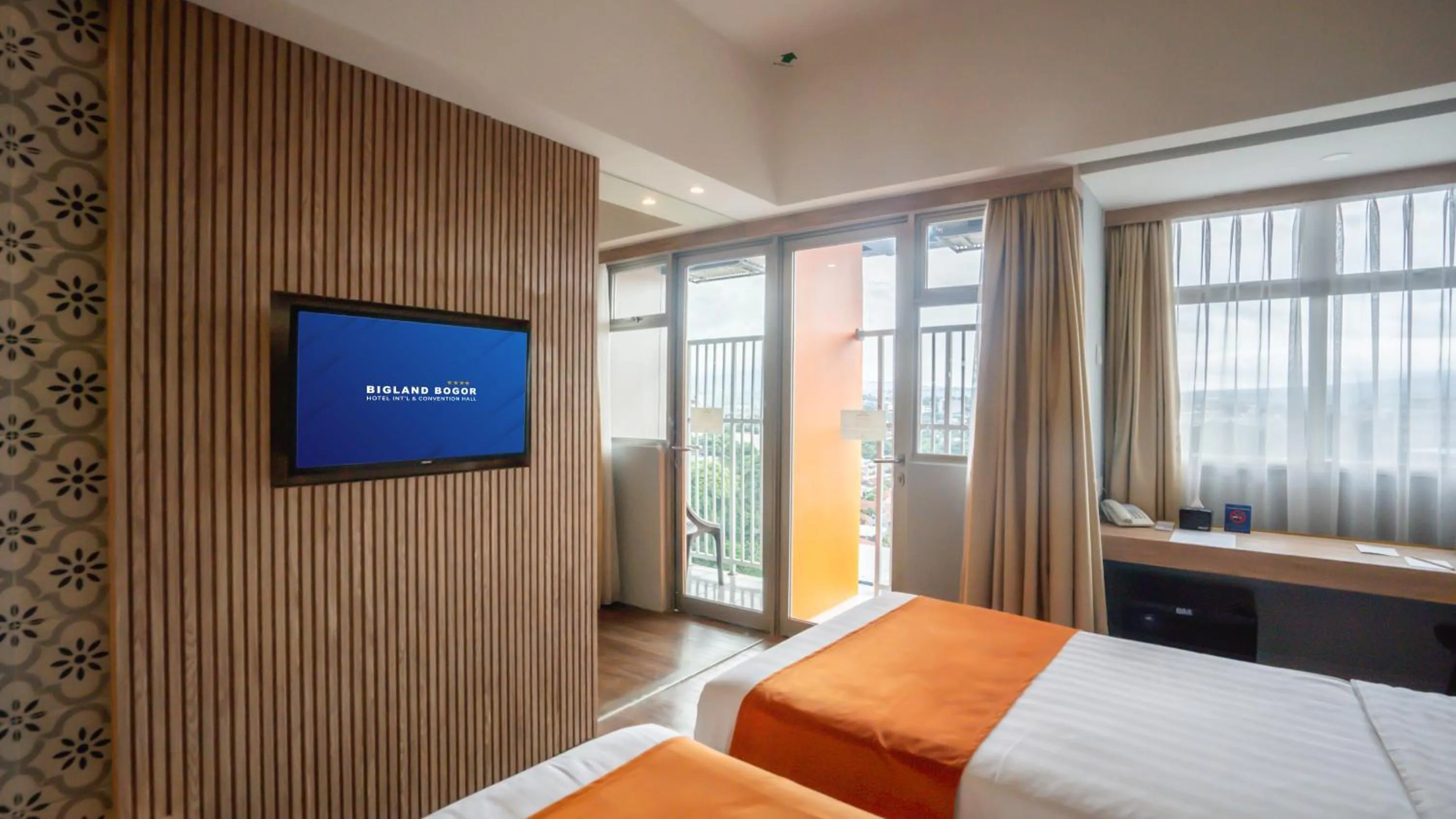 TV and multimedia, Bed in Bigland Bogor Hotel Powered by Archipelago