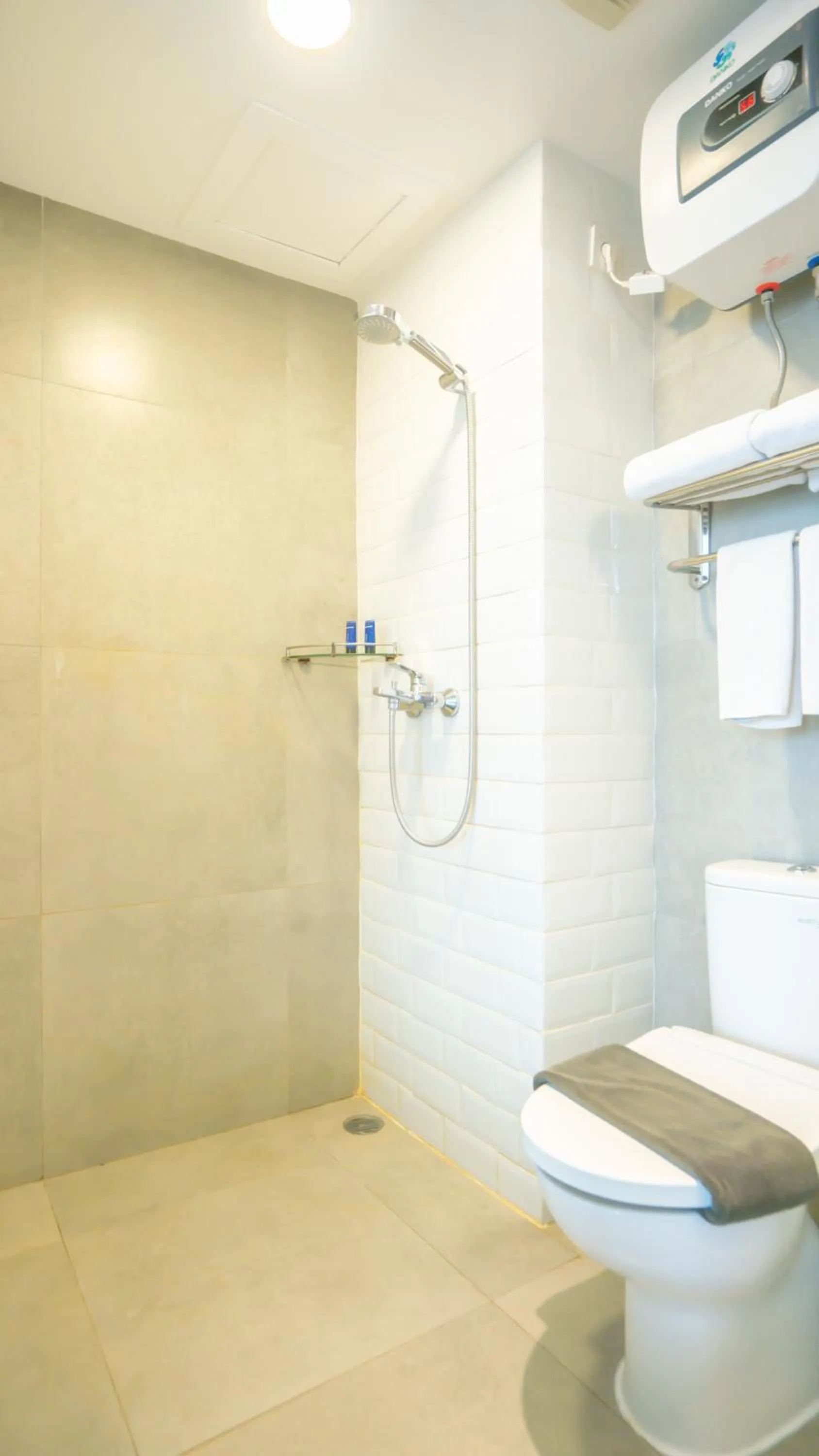 Shower in Bigland Bogor Hotel Powered by Archipelago