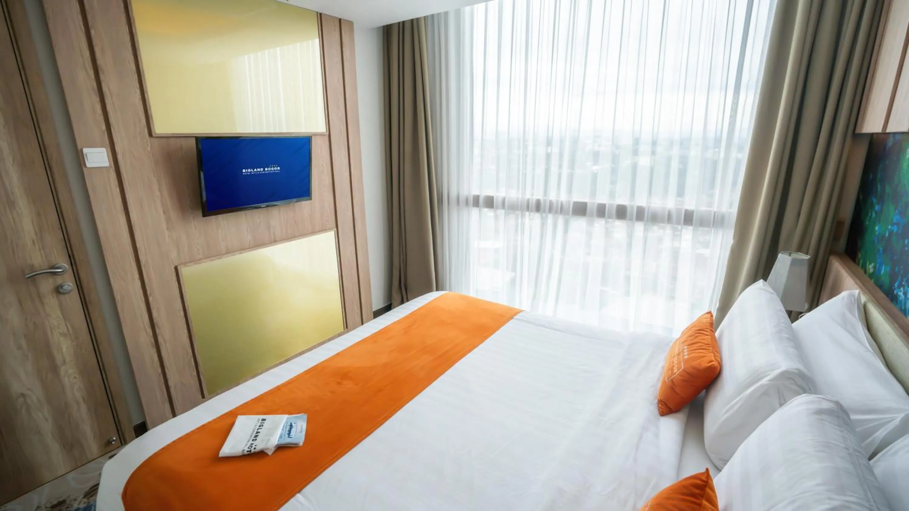 TV and multimedia, Bed in Bigland Bogor Hotel Powered by Archipelago