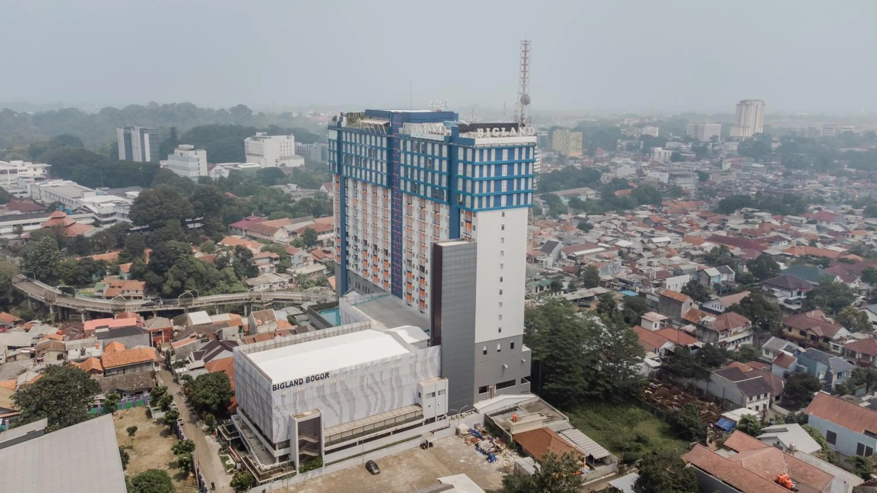 Property building in Bigland Bogor Hotel Powered by Archipelago