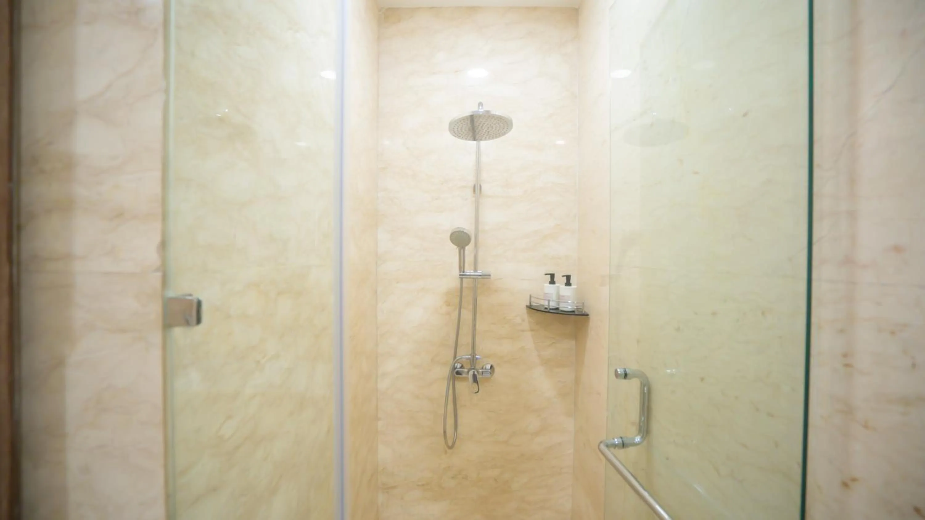 Shower in Bigland Bogor Hotel Powered by Archipelago