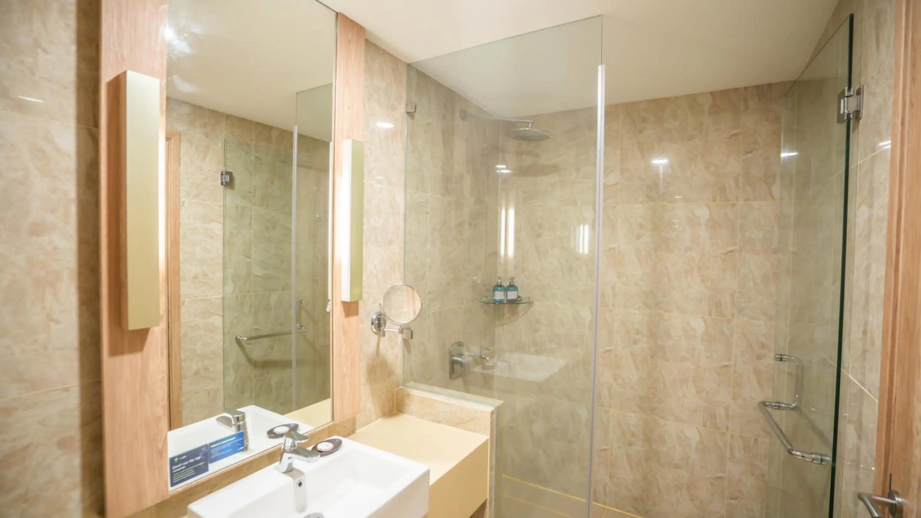 Shower in Bigland Bogor Hotel Powered by Archipelago