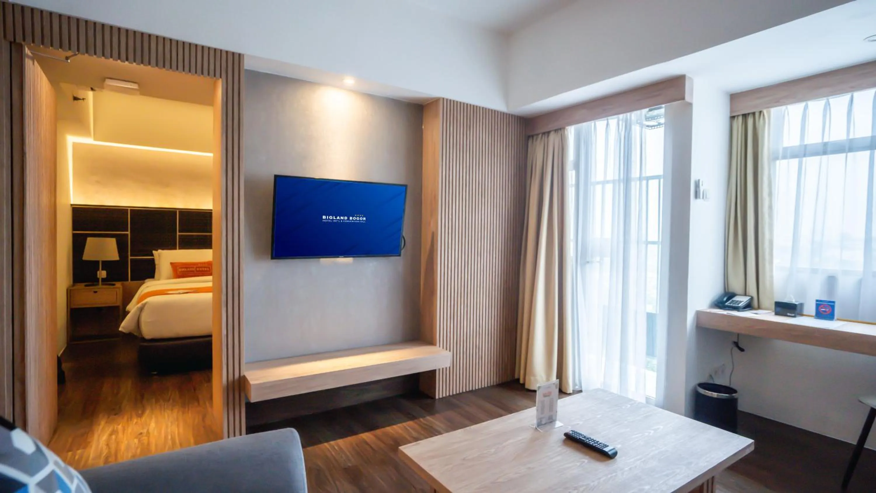 TV and multimedia, Bed in Bigland Bogor Hotel Powered by Archipelago