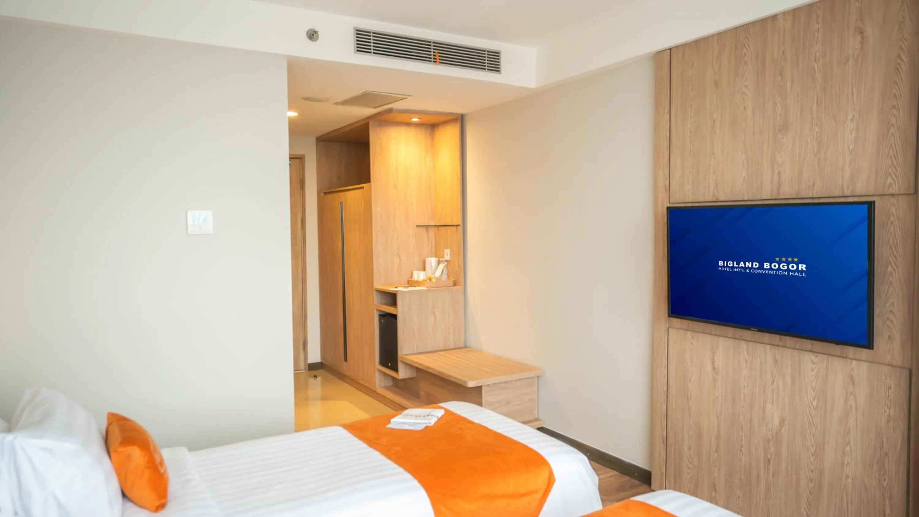 TV and multimedia, Bed in Bigland Bogor Hotel Powered by Archipelago