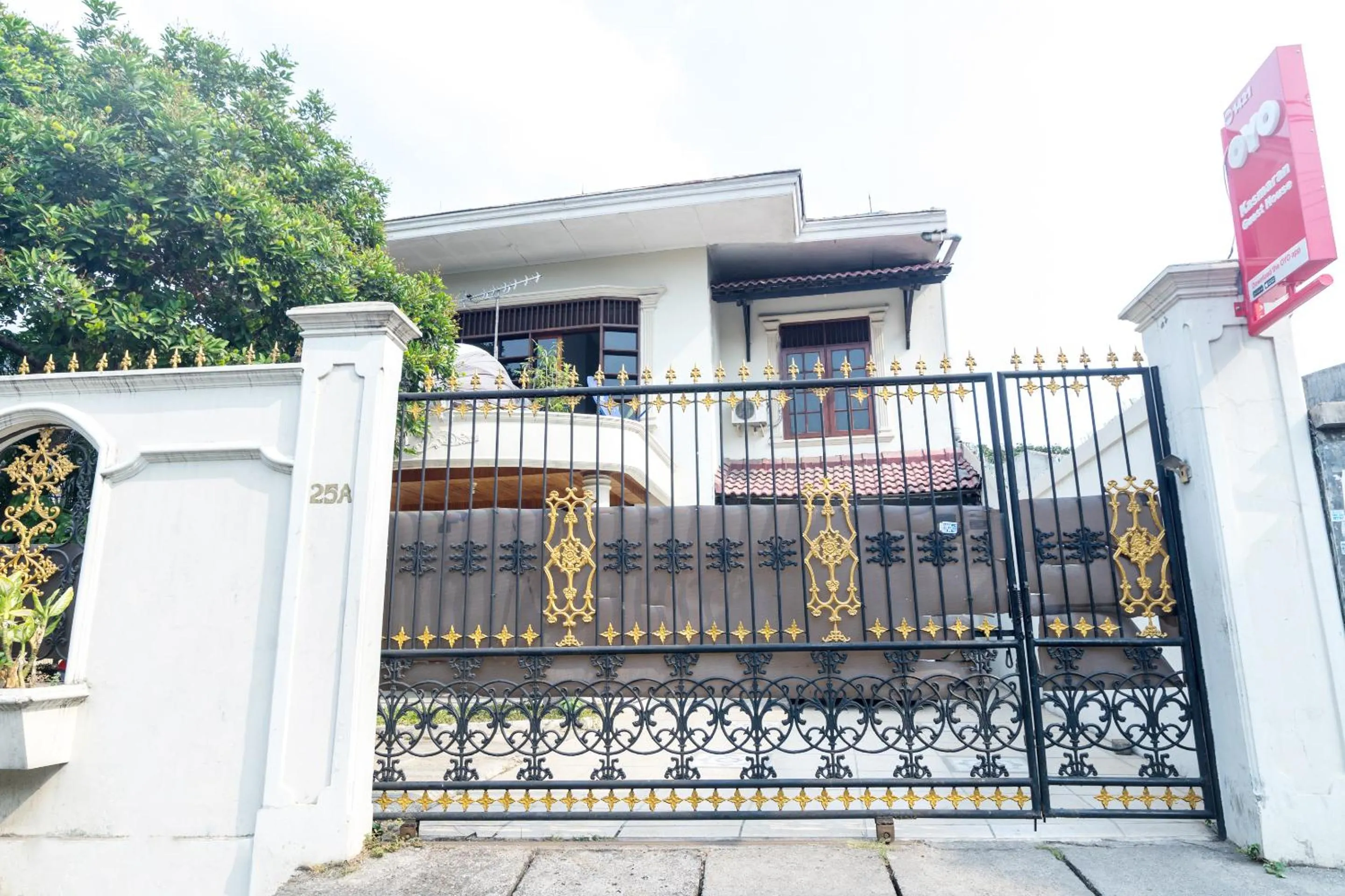 Facade/entrance, Property Building in OYO 1421 Kasmaran Guest House Syariah