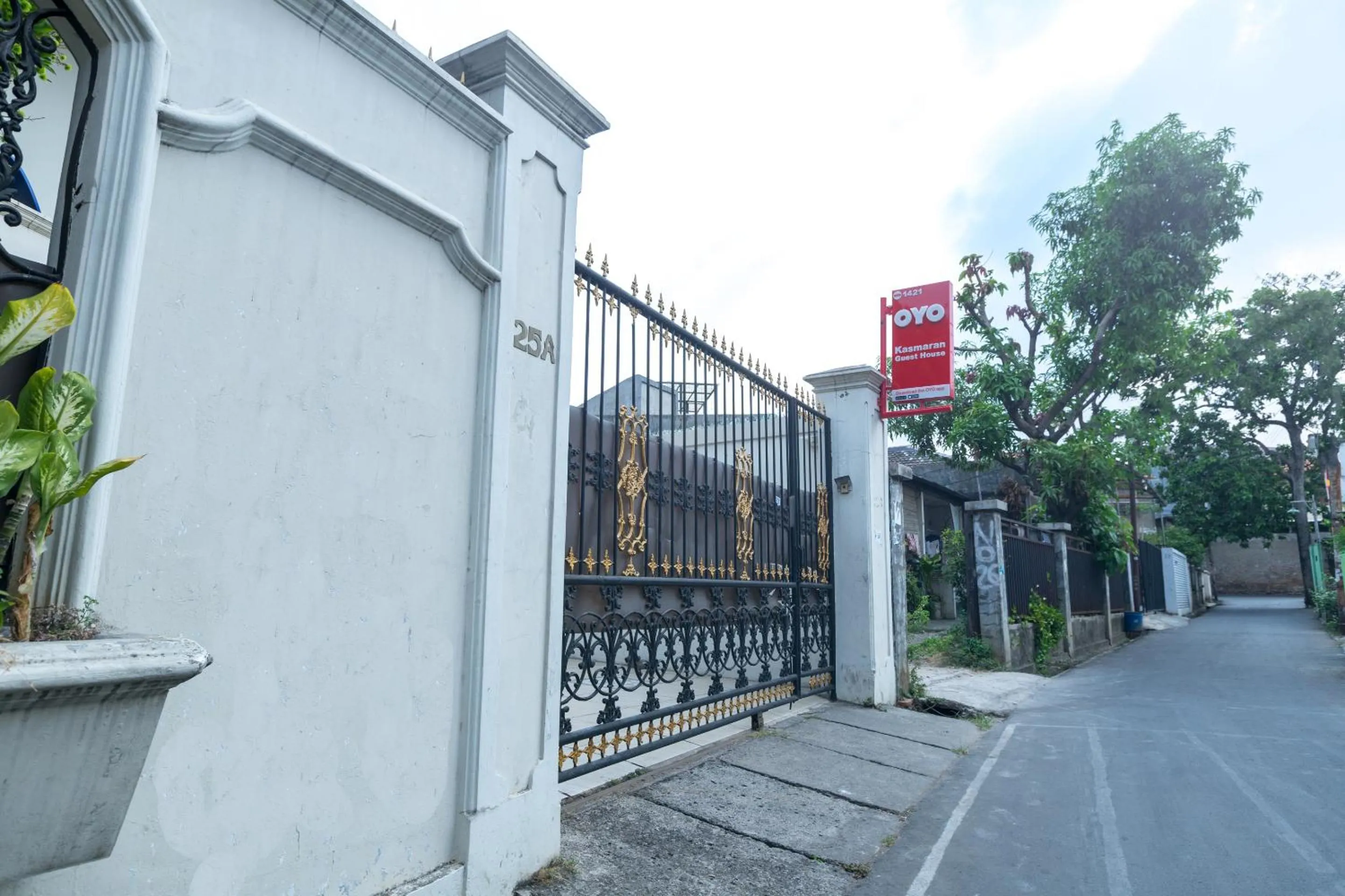 Facade/entrance, Property Building in OYO 1421 Kasmaran Guest House Syariah