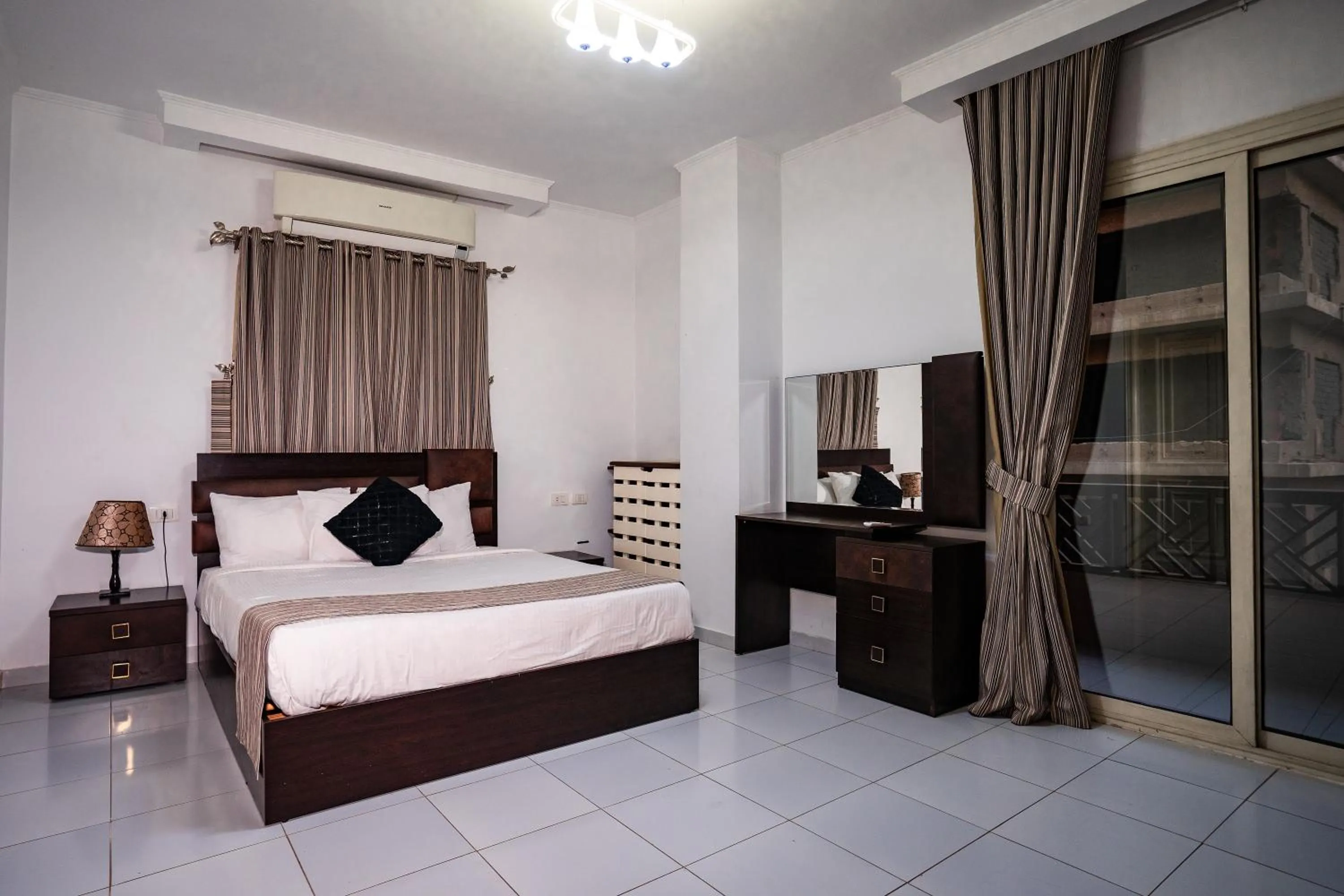 Family in Pyramids Gem Plaza Powered By Look