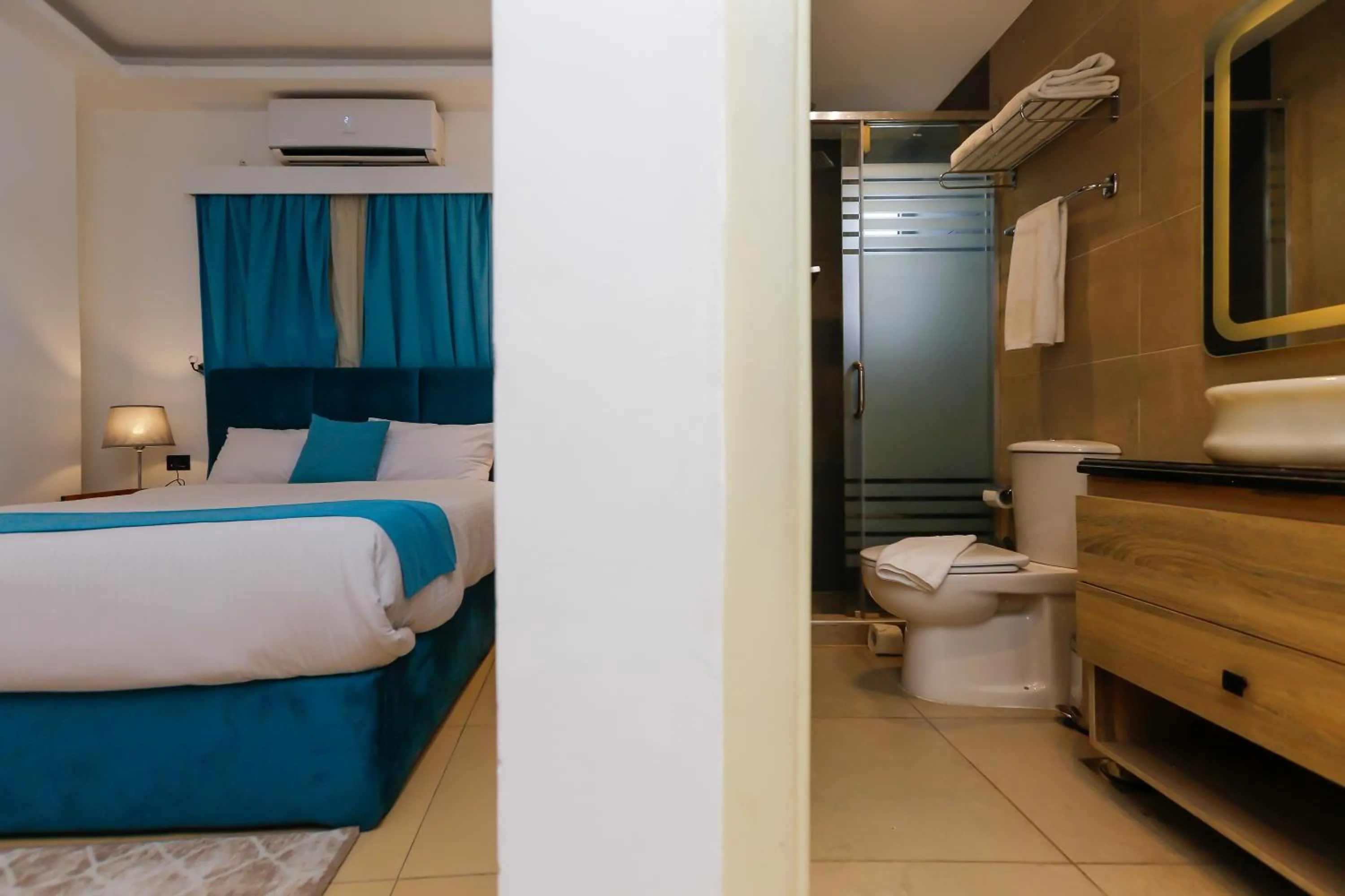 Bathroom, Bed in Pyramids Gem Plaza Boutique Hotel & Restaurant