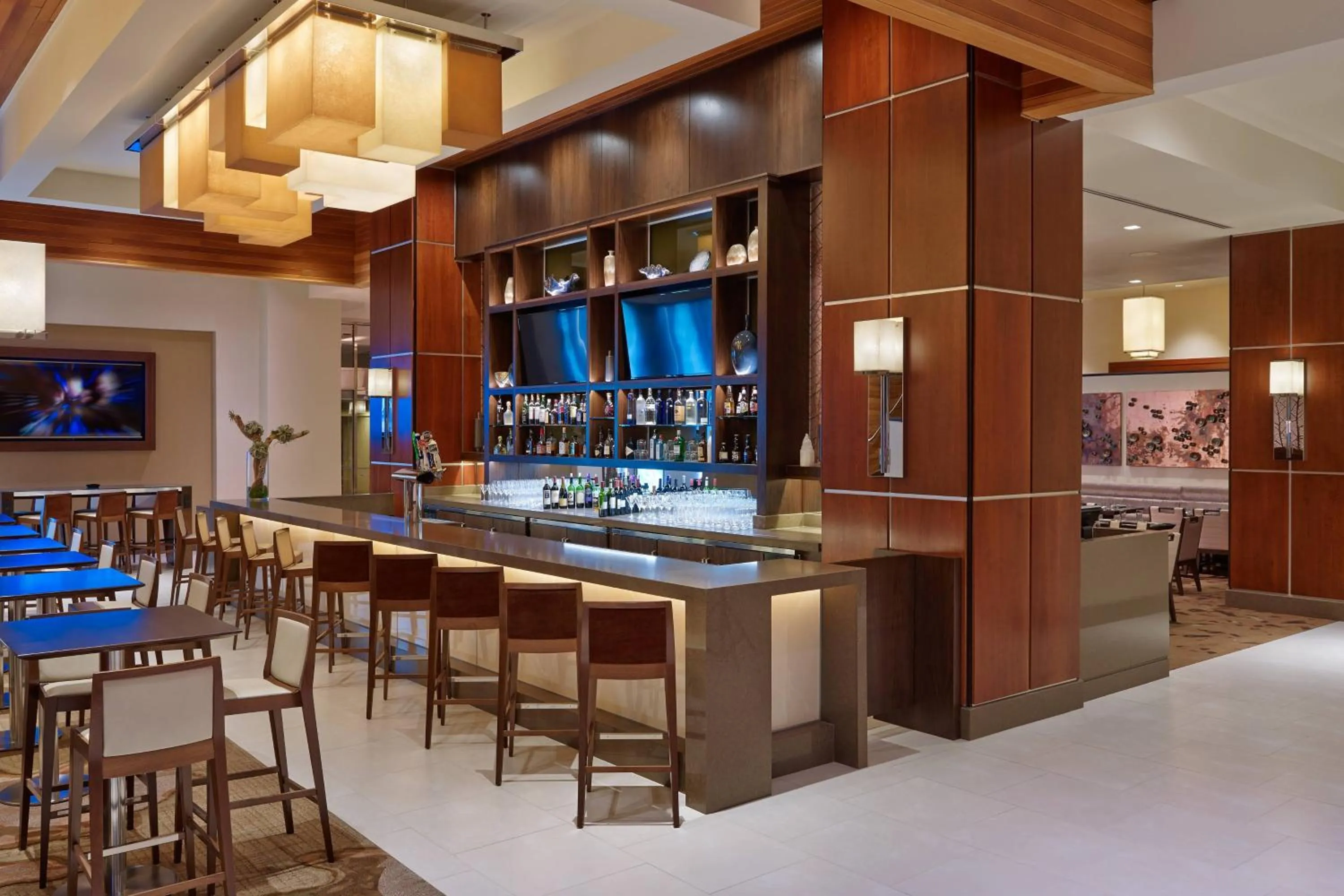 Lounge or bar in The Westin Crystal City Reagan National Airport