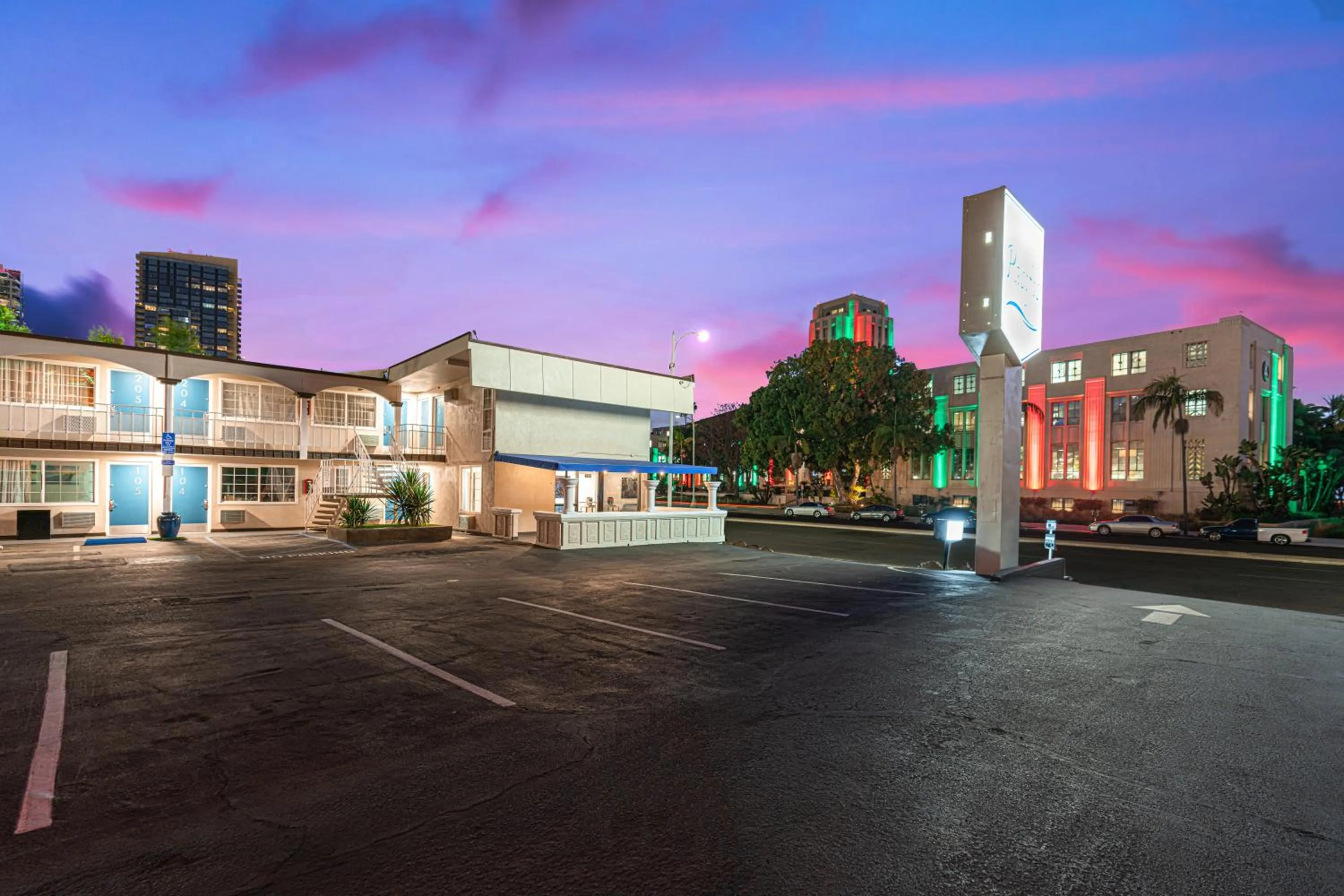 Property Building in Pacific Inn and Suites