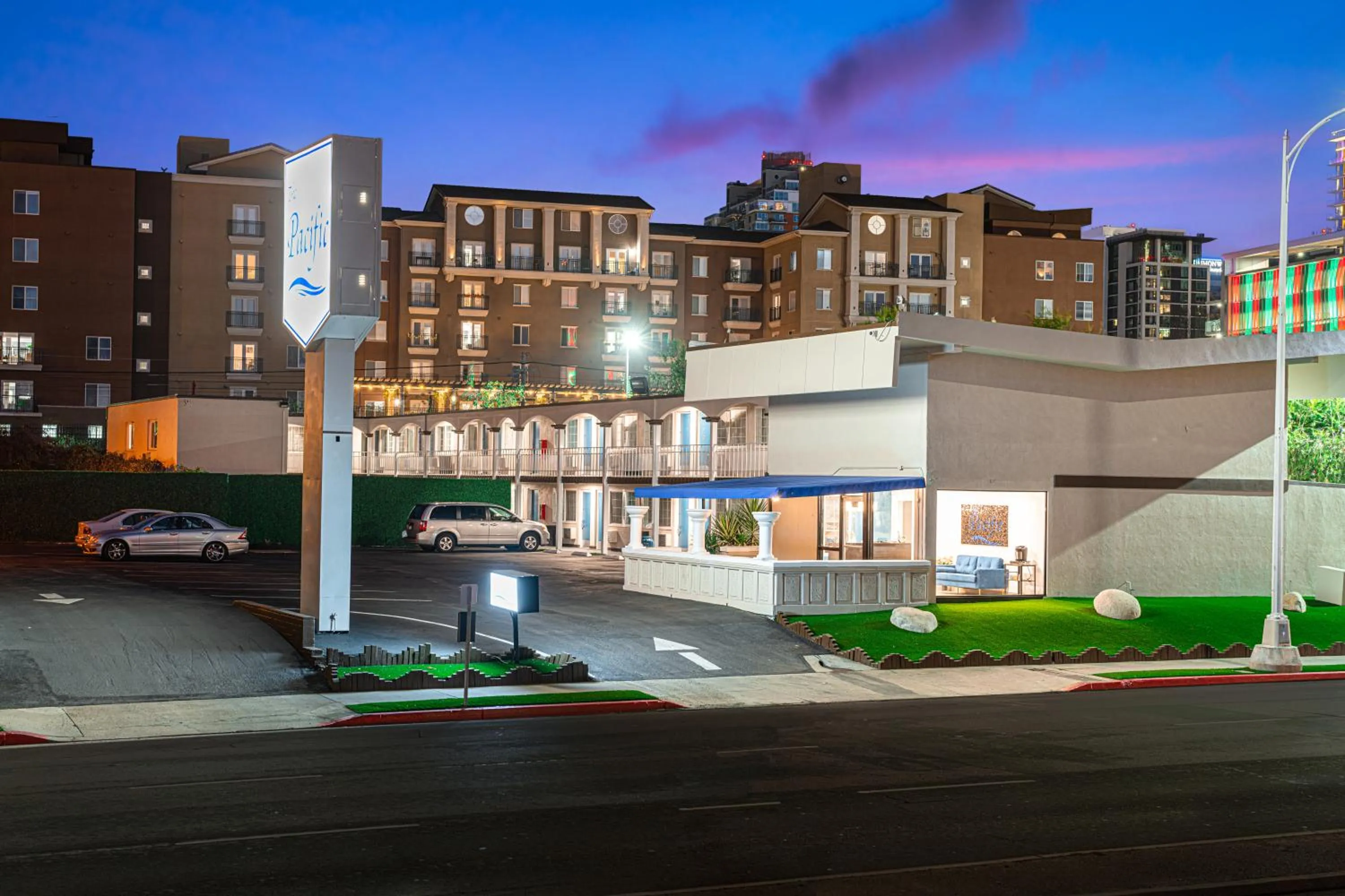 Property Building in Pacific Inn and Suites