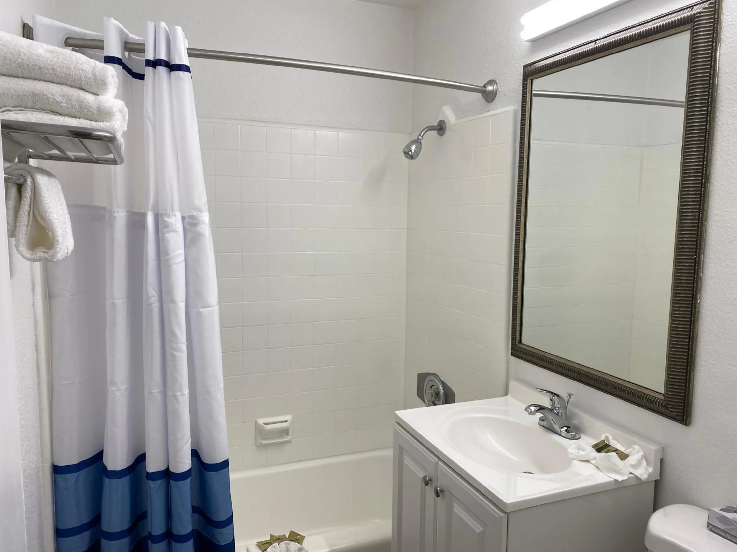 Bathroom in Pacific Inn and Suites