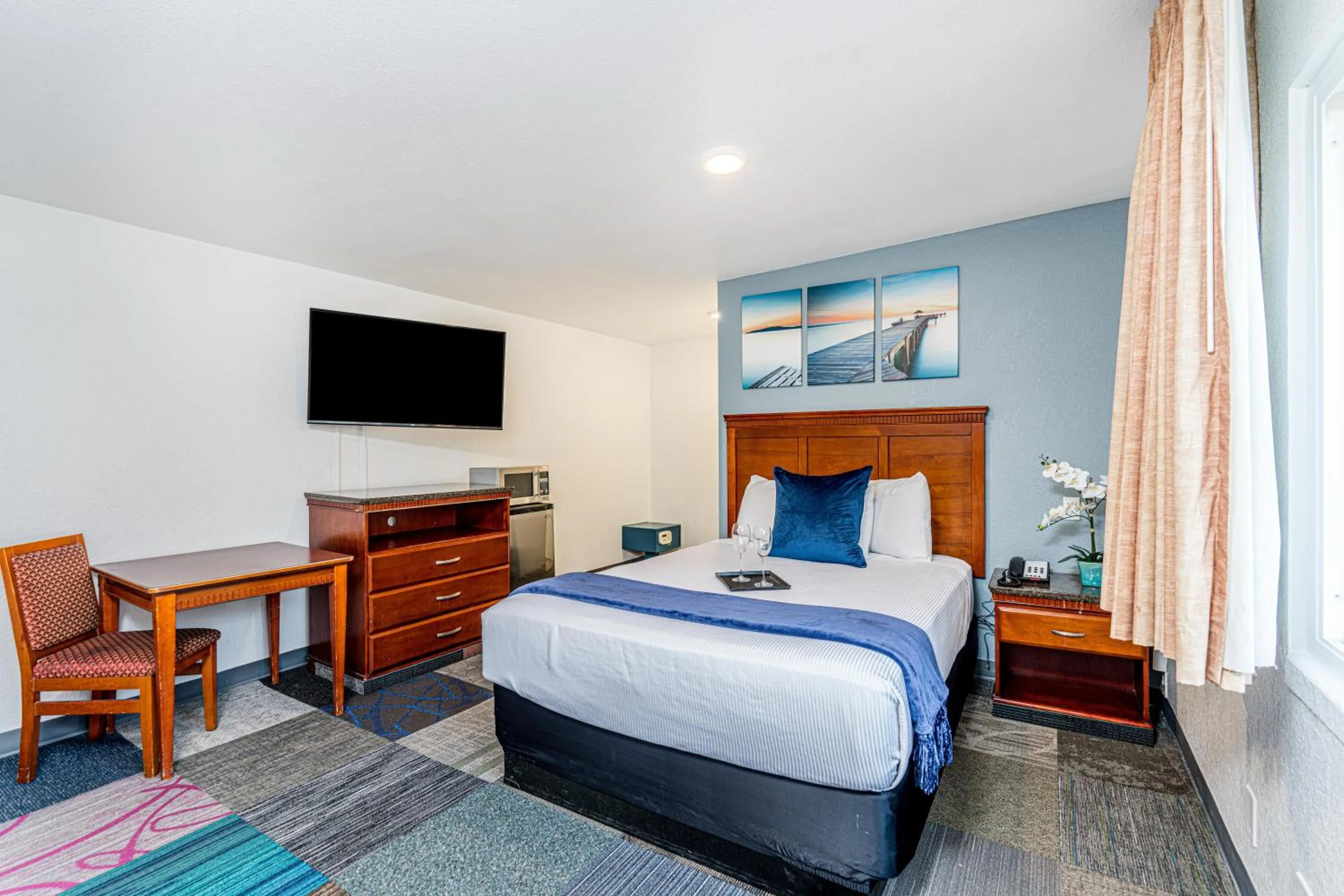 Bed in Pacific Inn and Suites