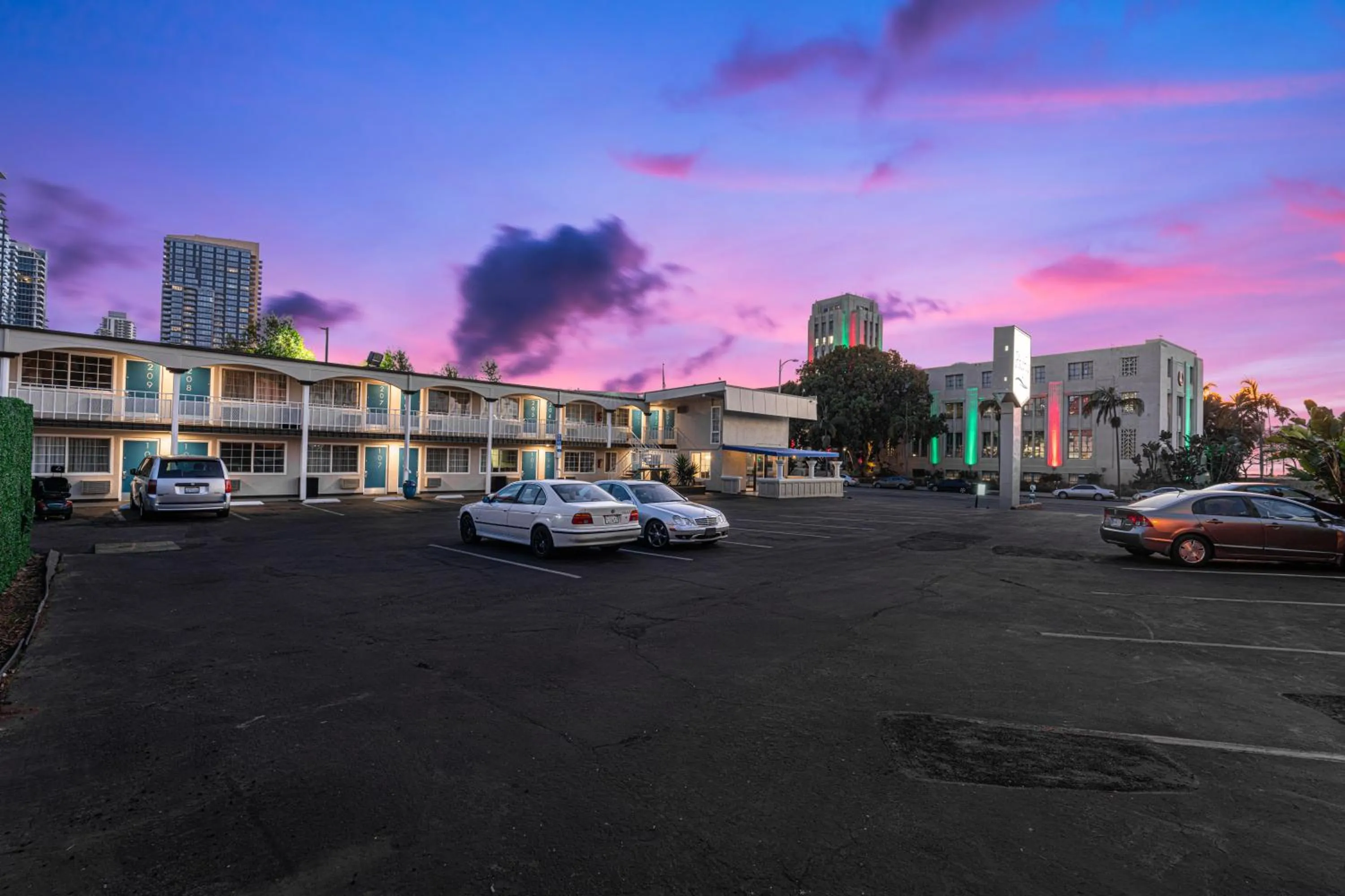 Property Building in Pacific Inn and Suites