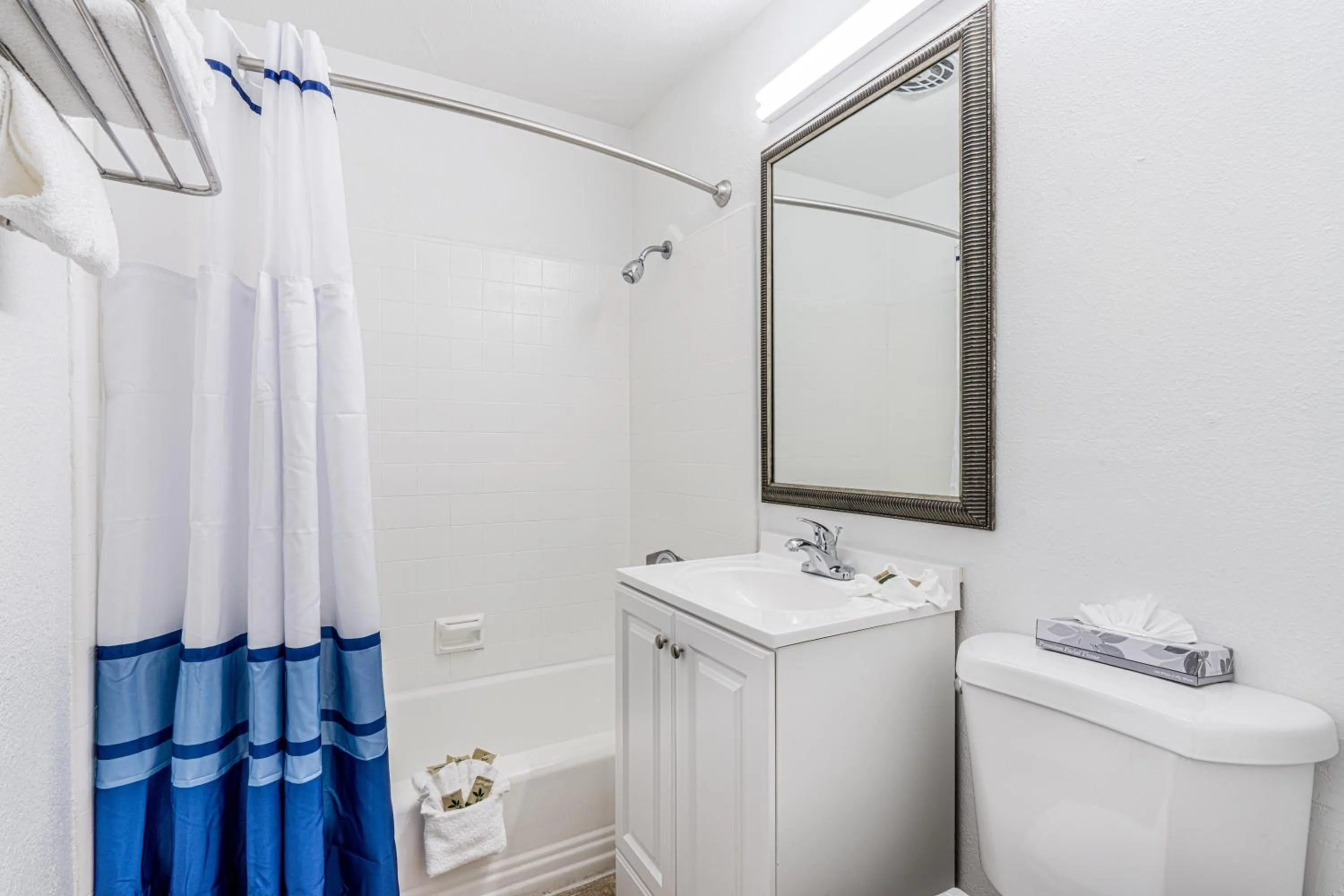 Bathroom in Pacific Inn and Suites