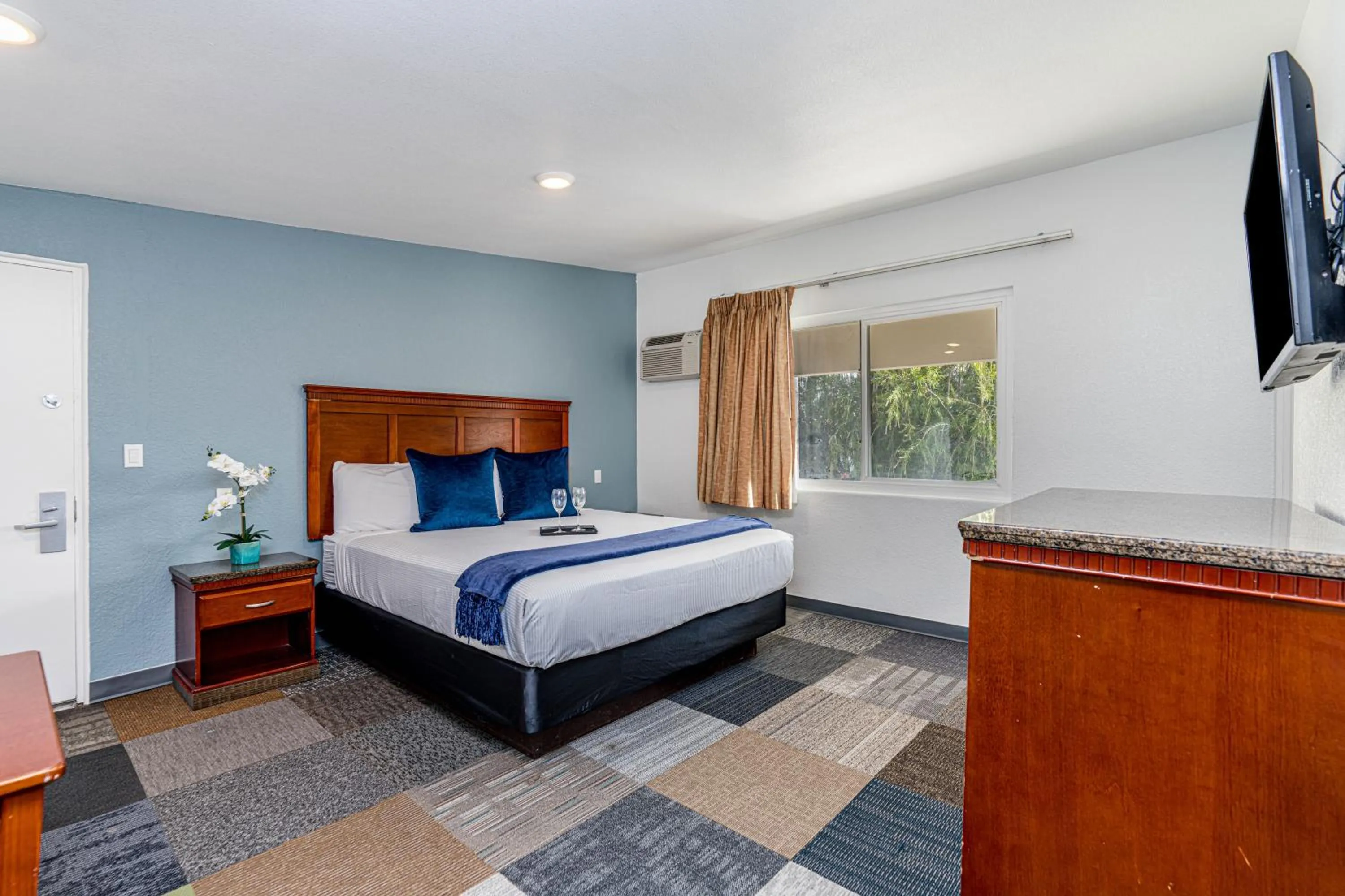 Photo of the whole room in Pacific Inn and Suites