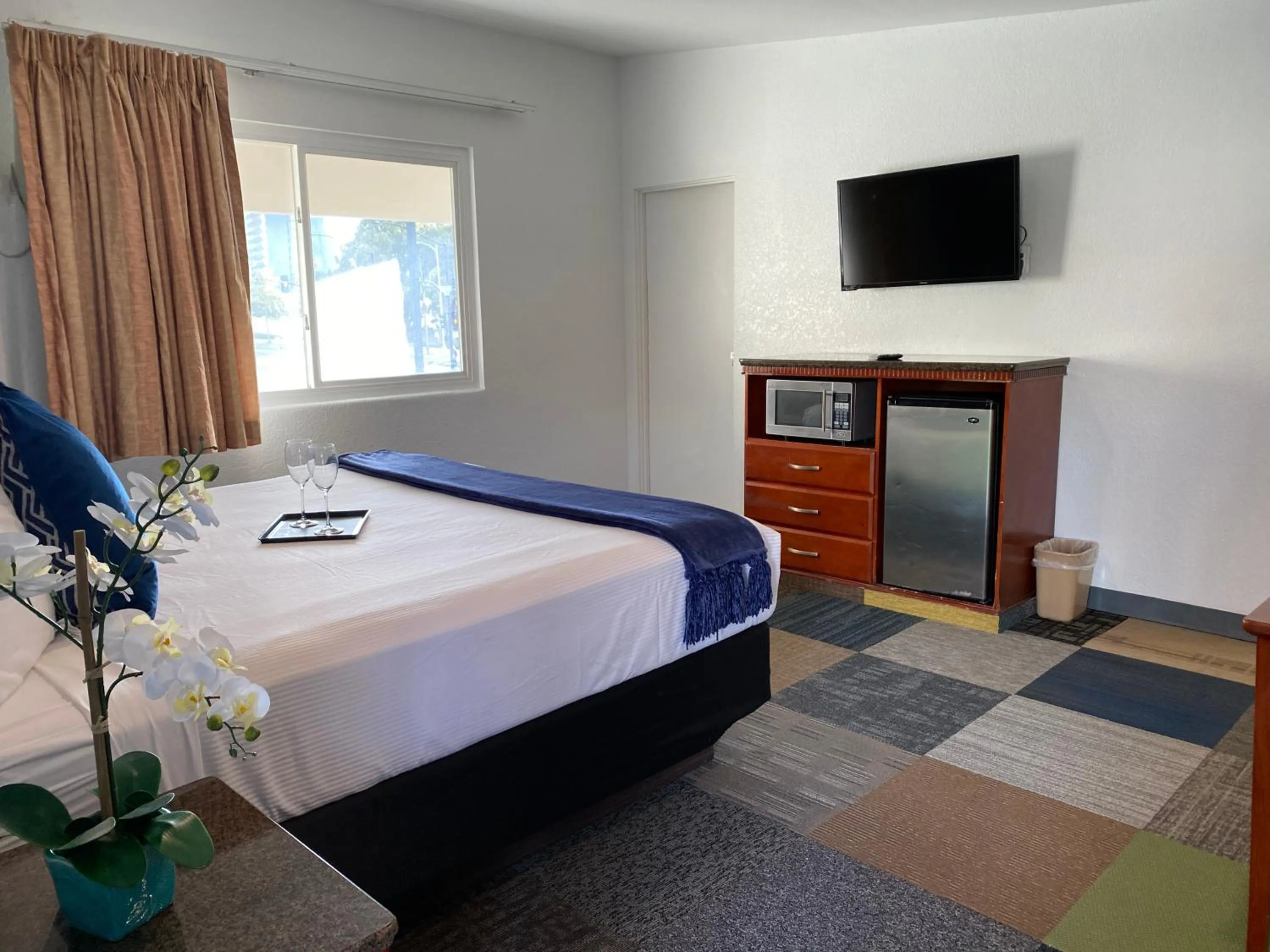 Bed, TV/Entertainment Center in Pacific Inn and Suites
