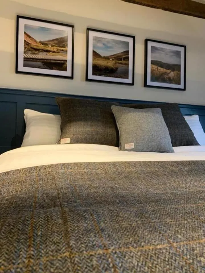 Bedroom, Bed in The Balerno Inn