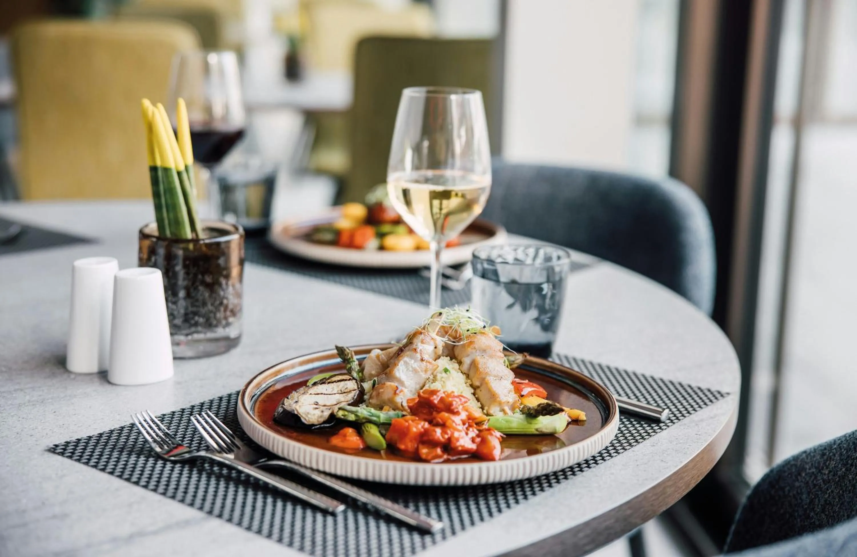 Restaurant/places to eat in Leonardo Hotel Zurich Airport