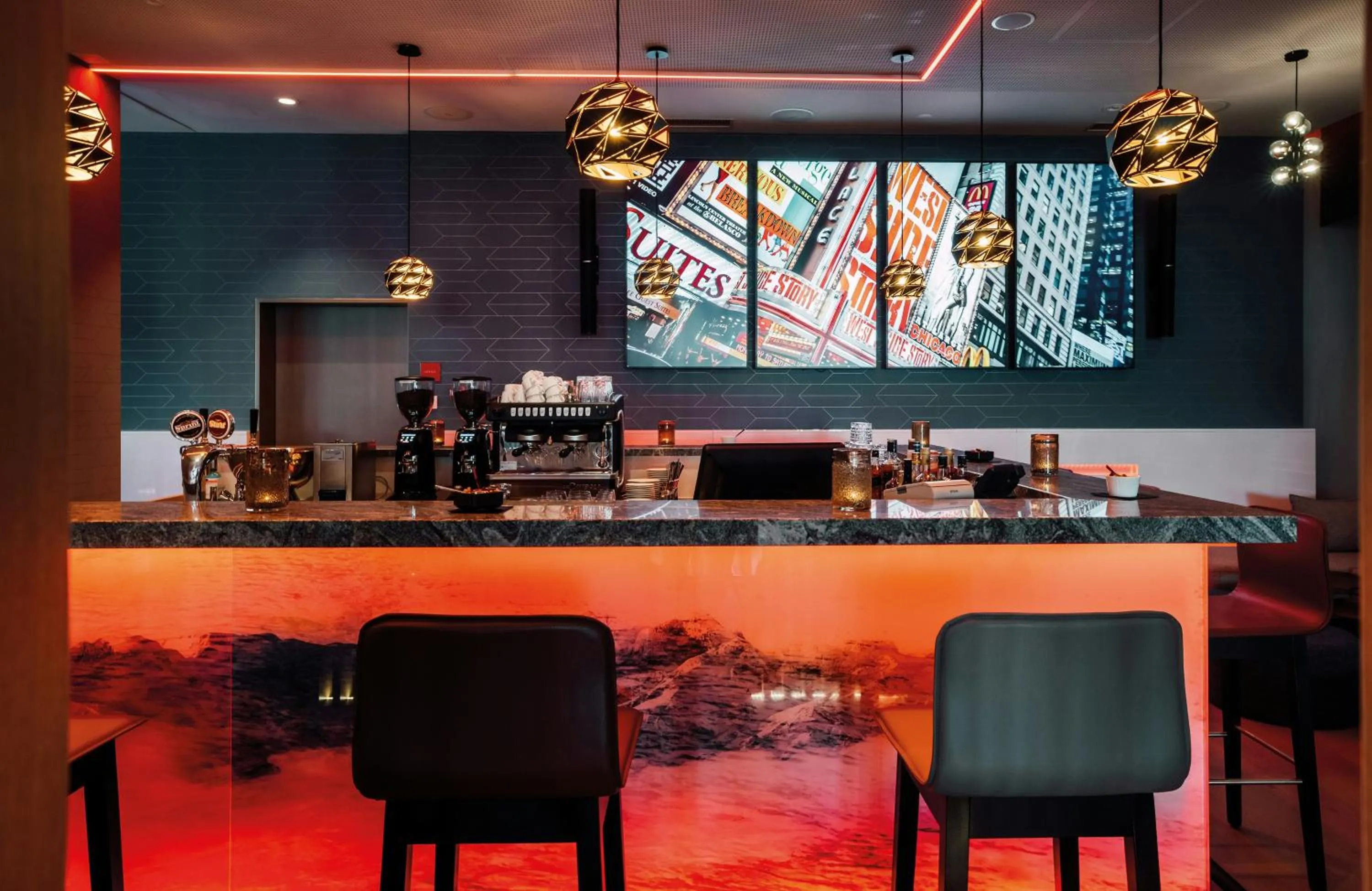 Lounge or bar in Leonardo Hotel Zurich Airport