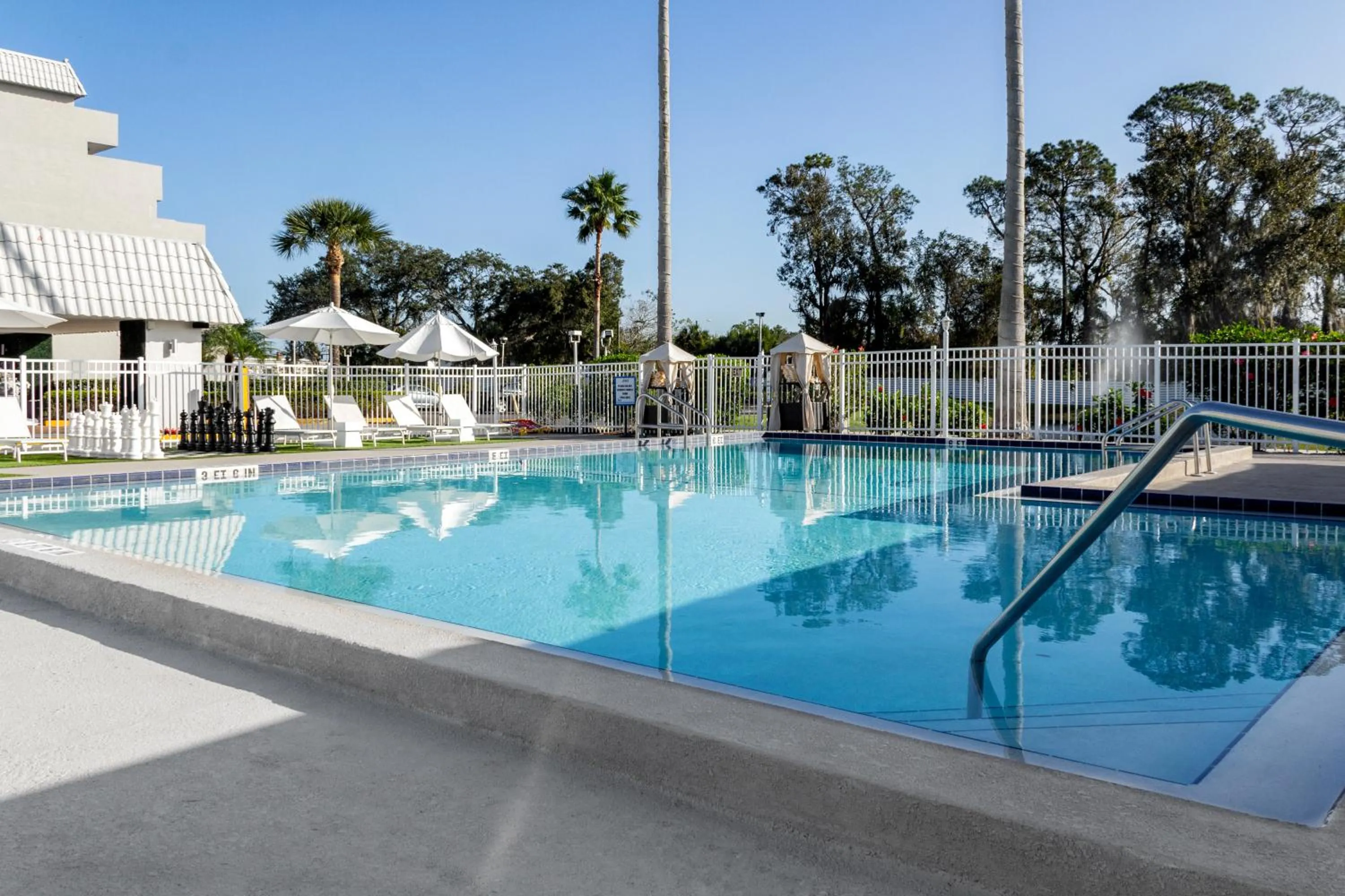 Swimming pool in Palazzo Lakeside Hotel