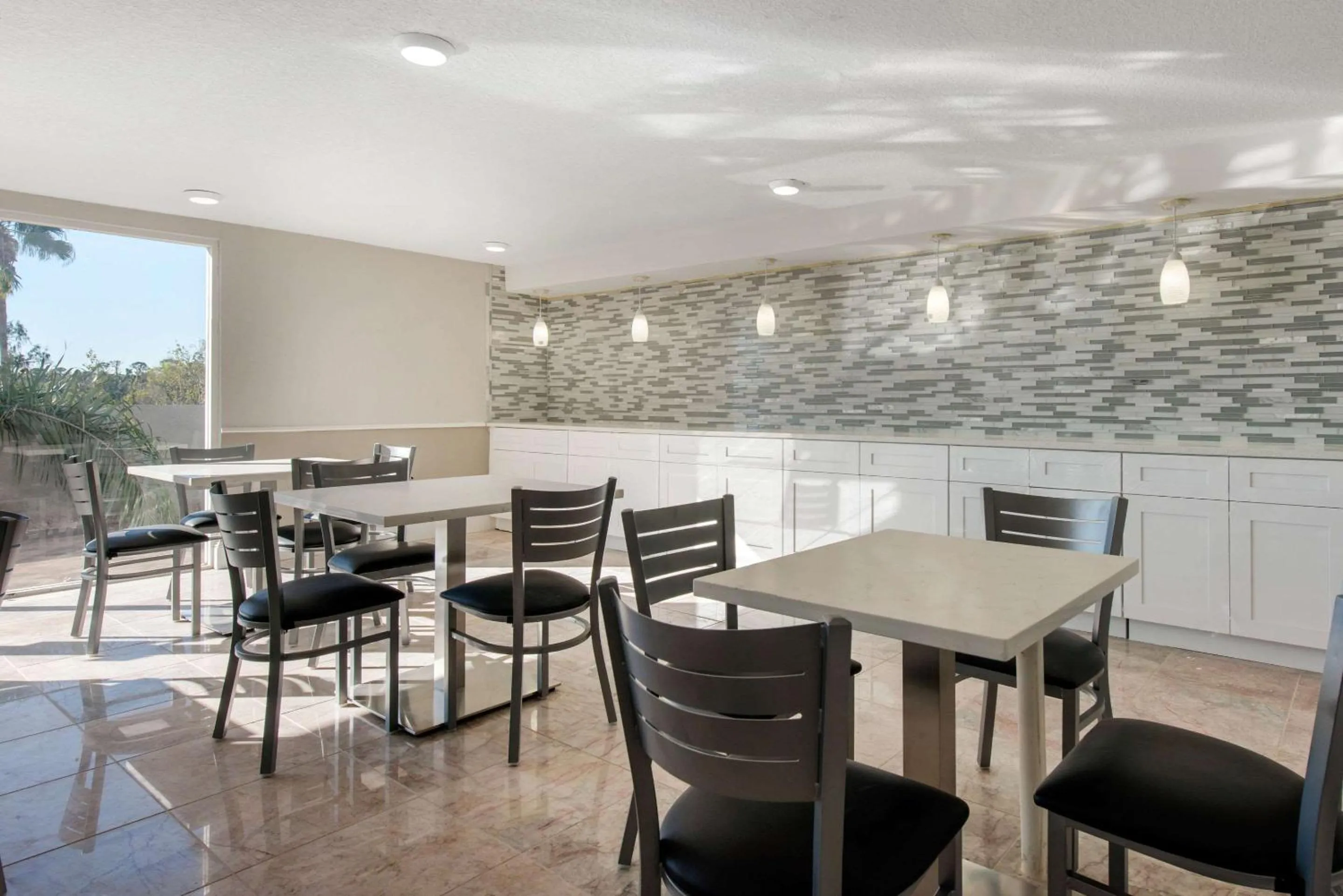 Restaurant/places to eat in Palazzo Lakeside Hotel