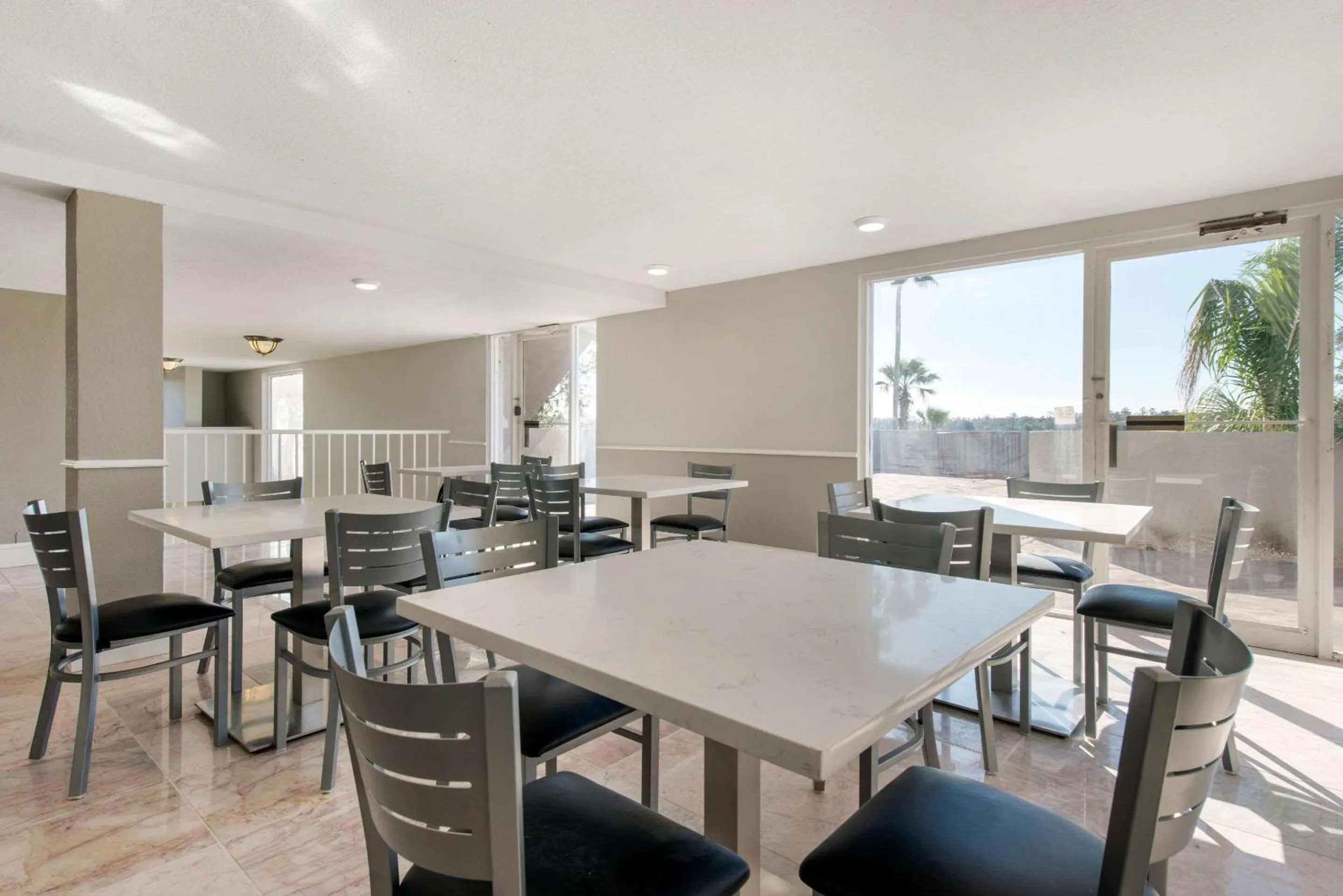 Restaurant/places to eat in Palazzo Lakeside Hotel