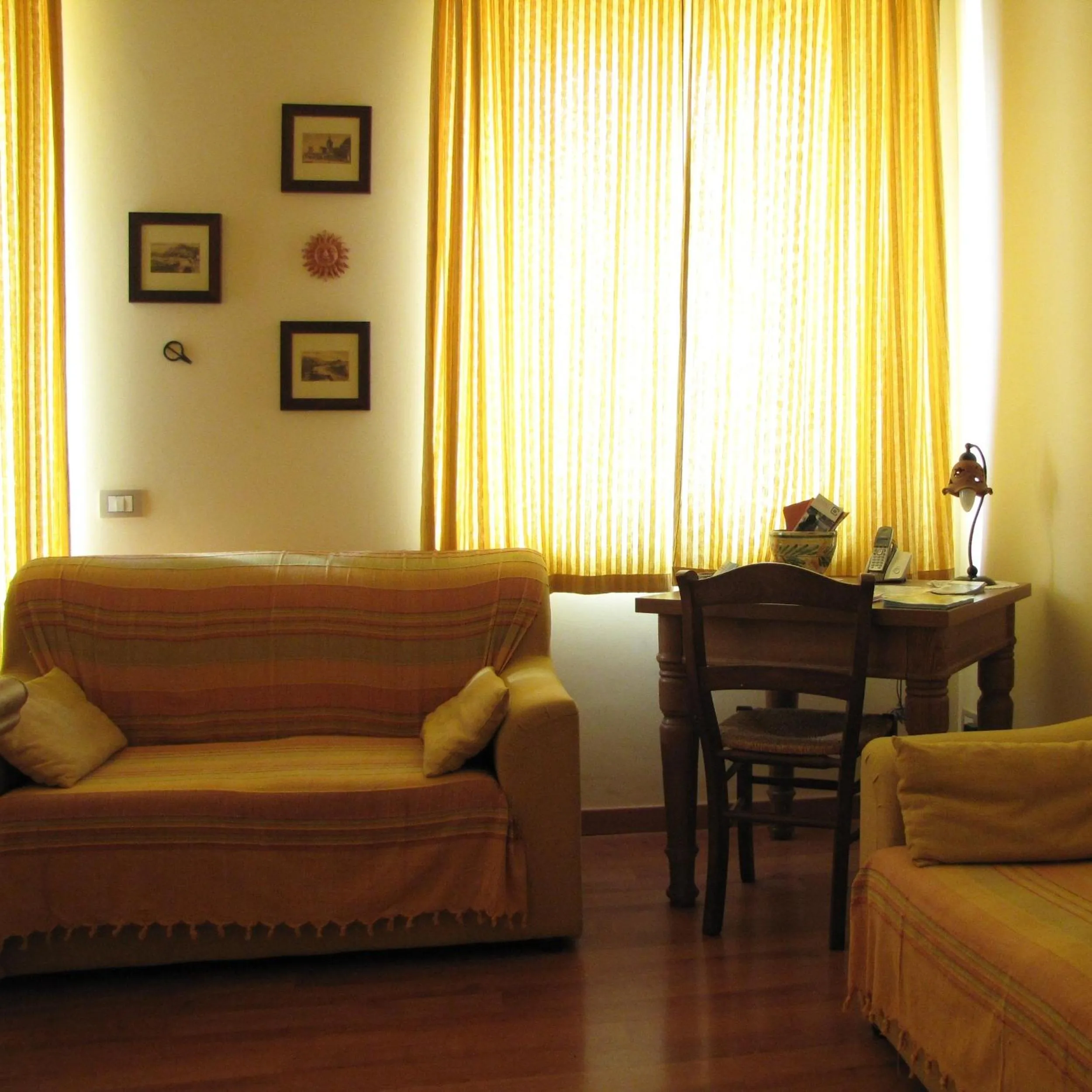 Communal lounge/ TV room in B&B Agon