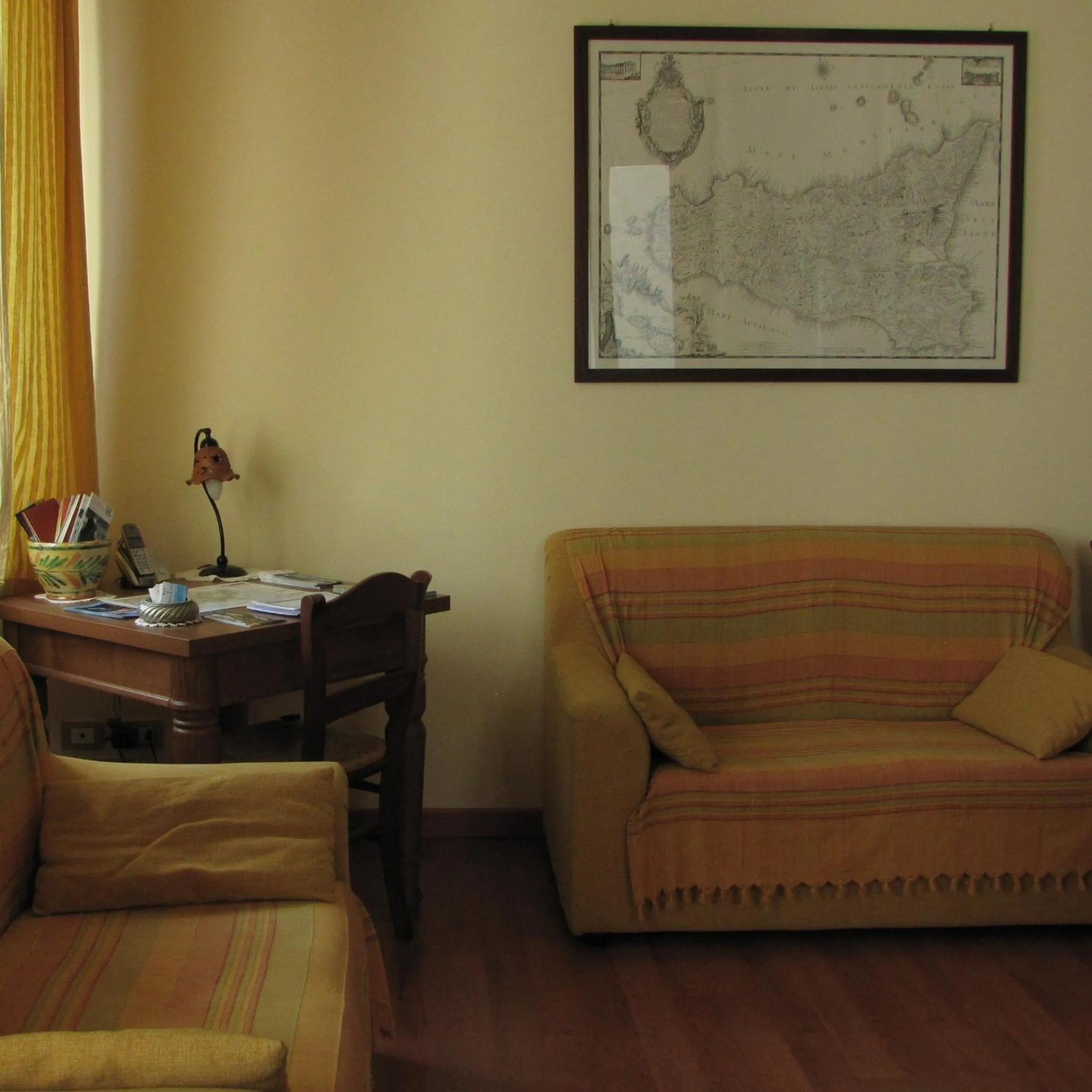 Communal lounge/ TV room in B&B Agon