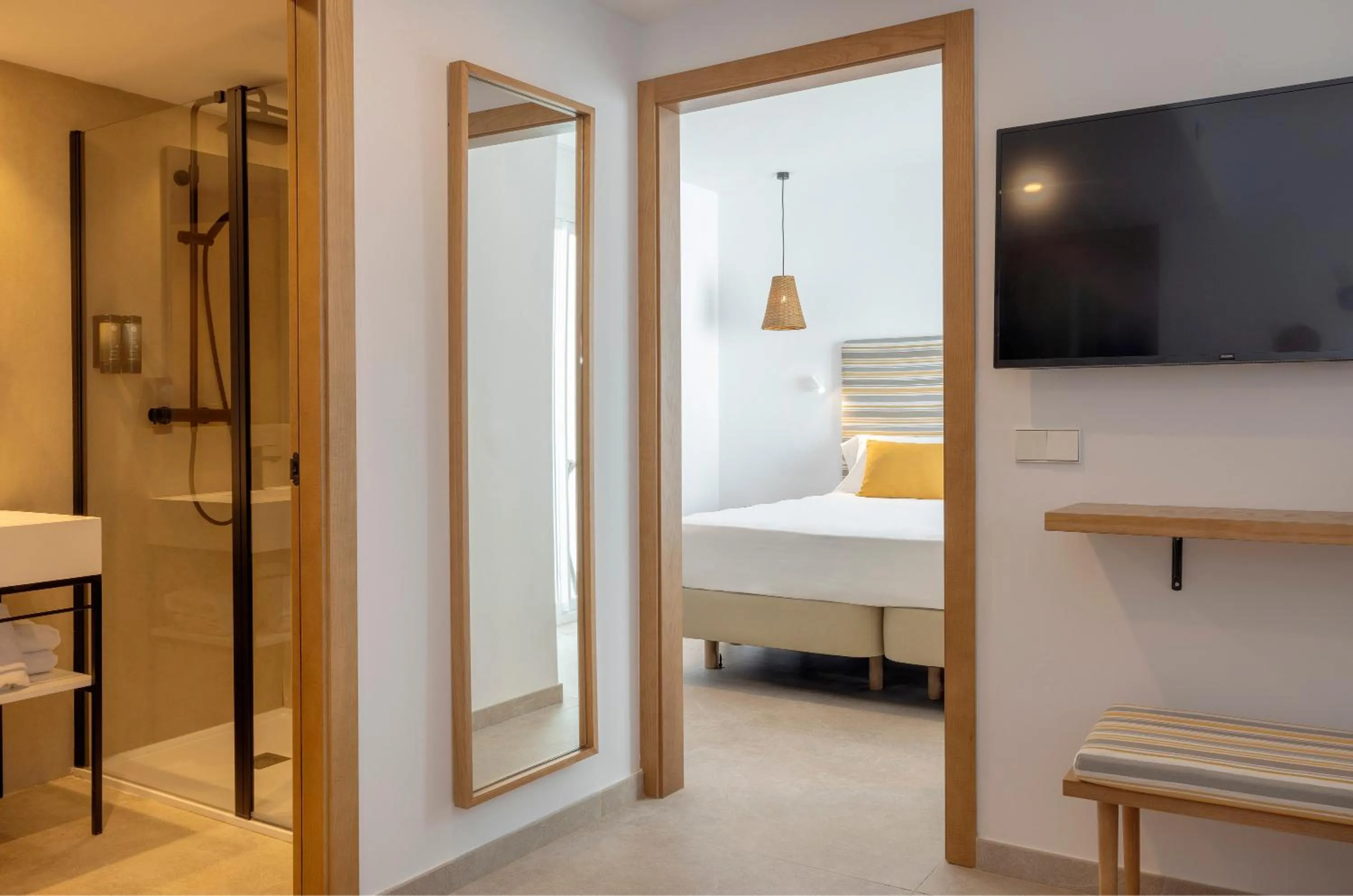 TV and multimedia, Bed in HM Isabela-Adults Only