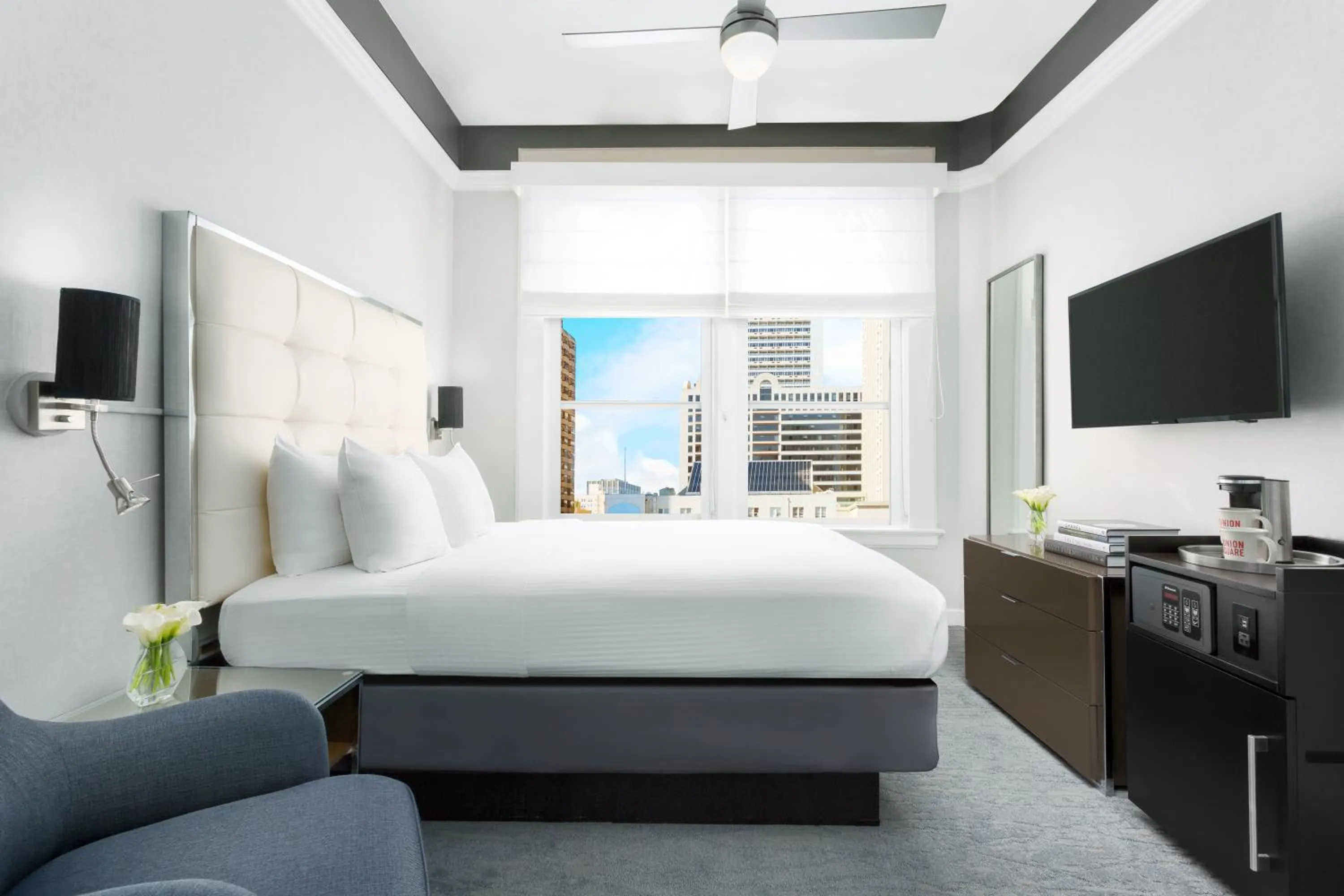 Photo of the whole room, TV/Entertainment Center in Hotel Union Square San Francisco