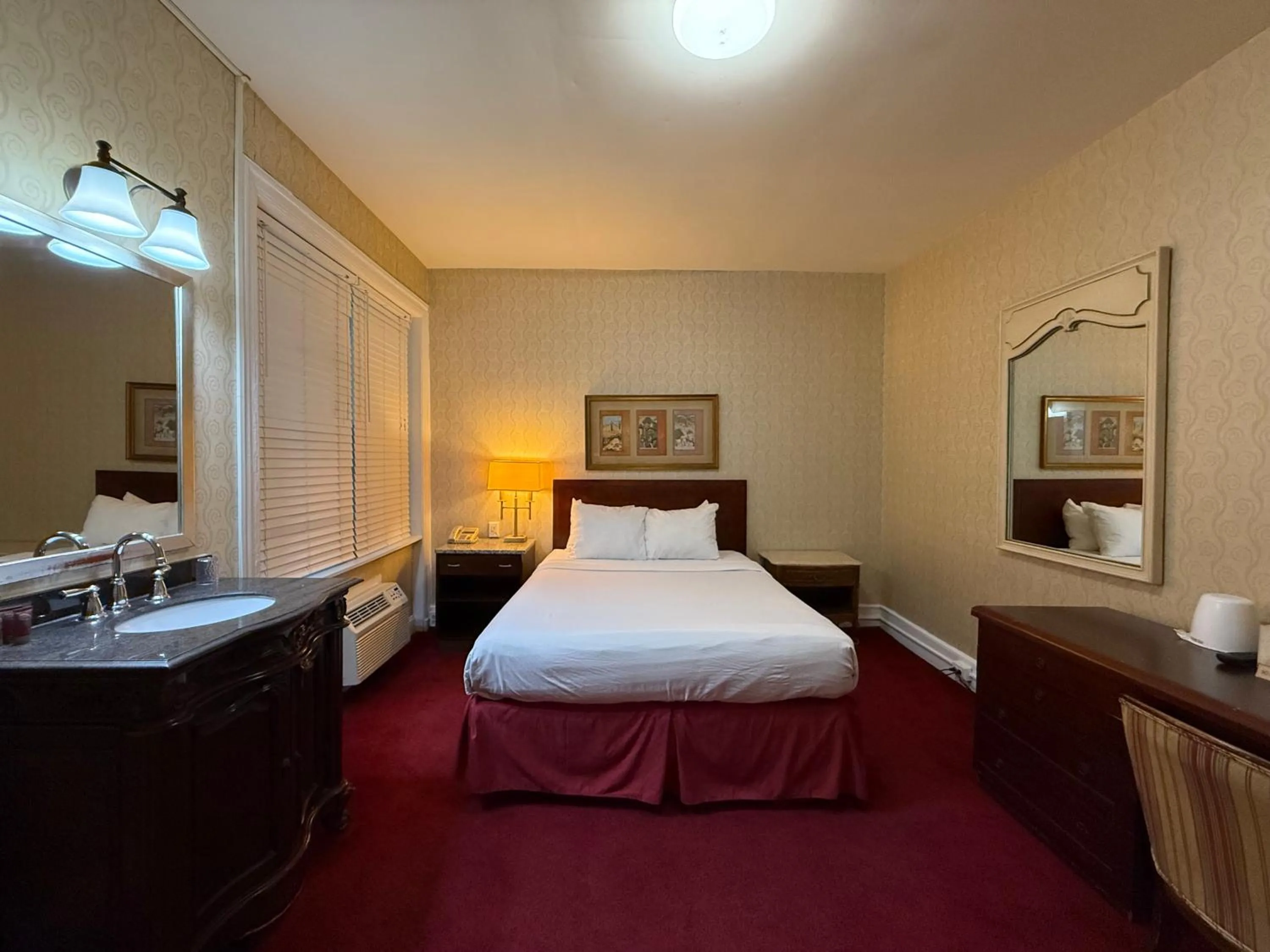 Bed in Windsor Inn Hotel