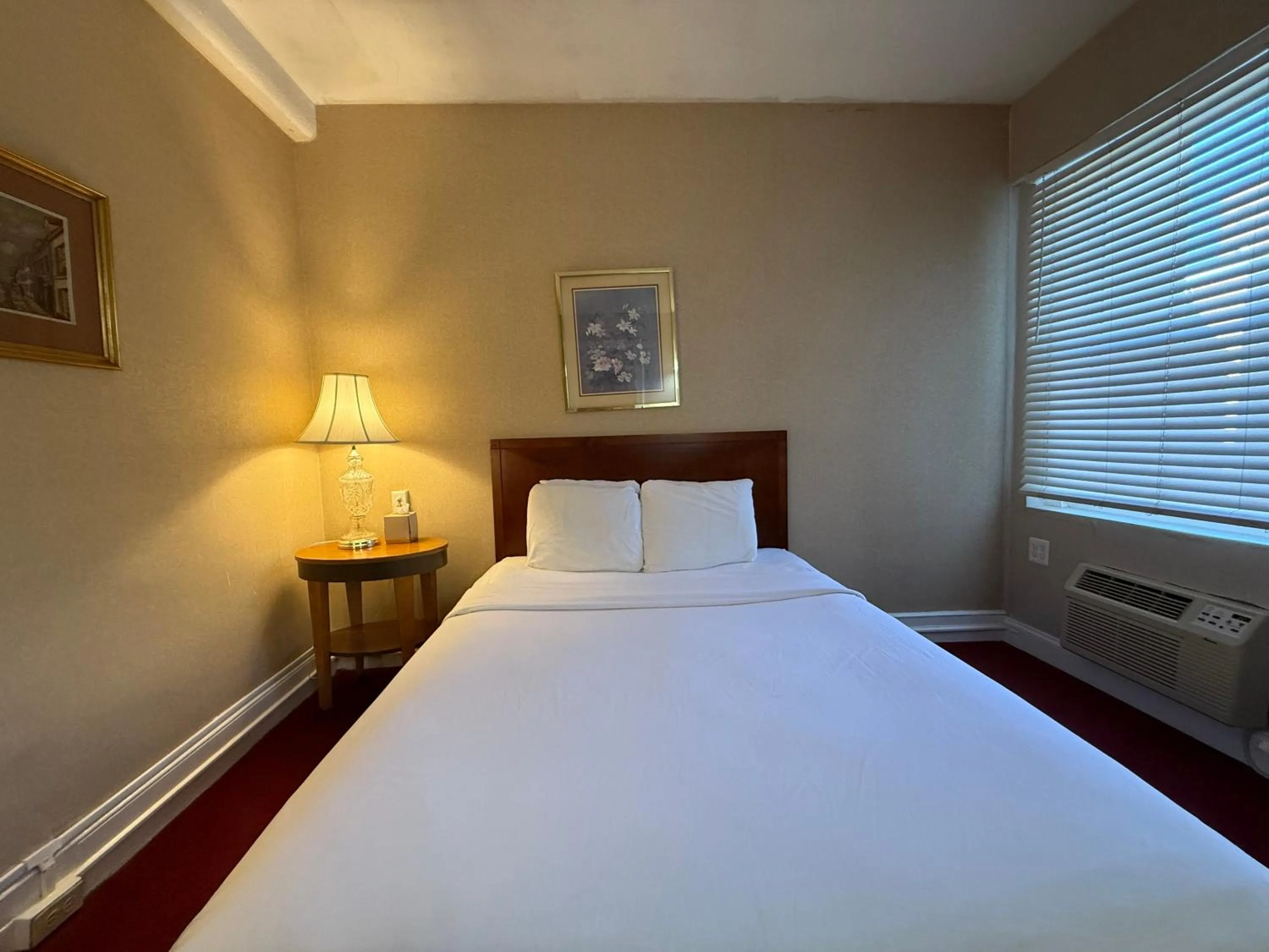 Bed in Windsor Inn Hotel